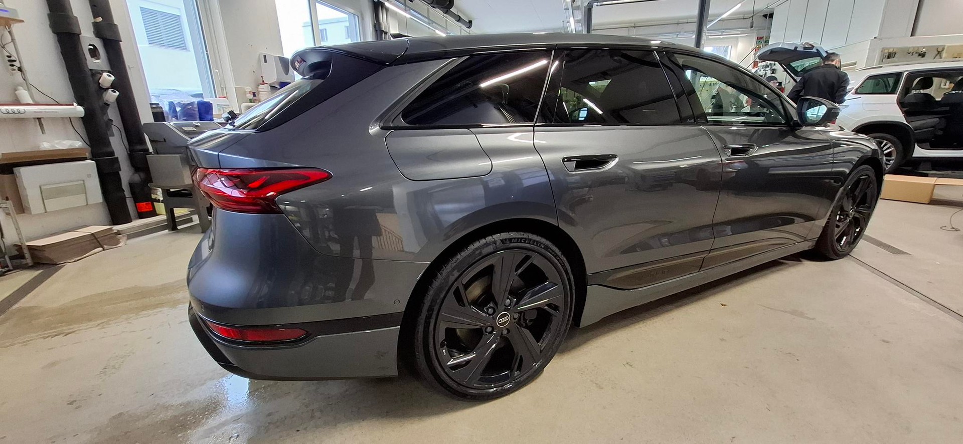 AUDI S6 Avant e-tron quattro-image-4