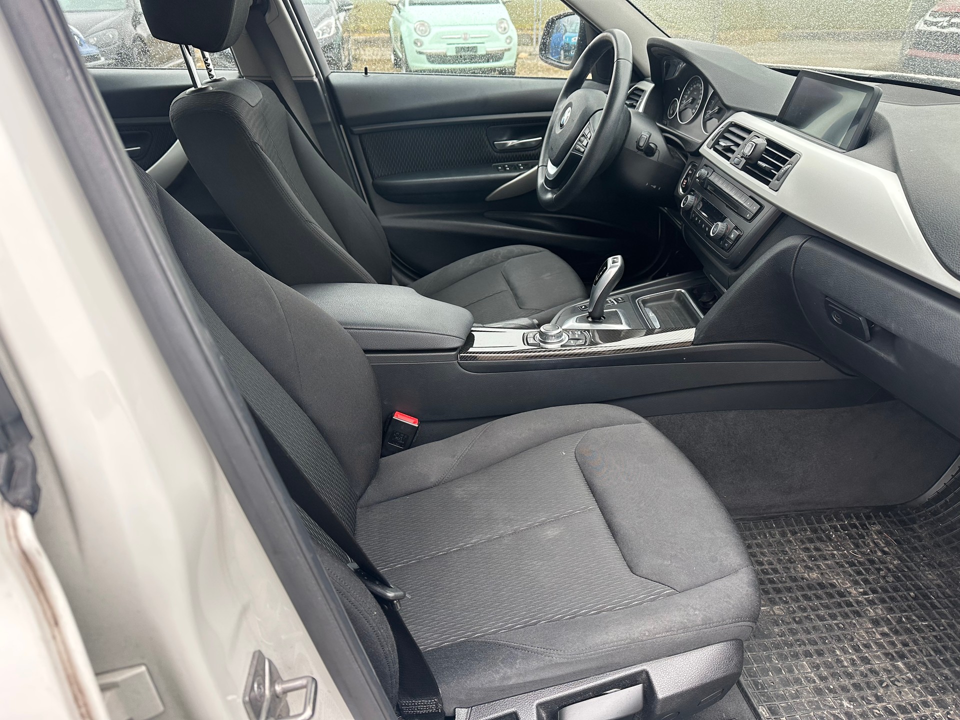BMW 320i xDrive Steptronic-image-10