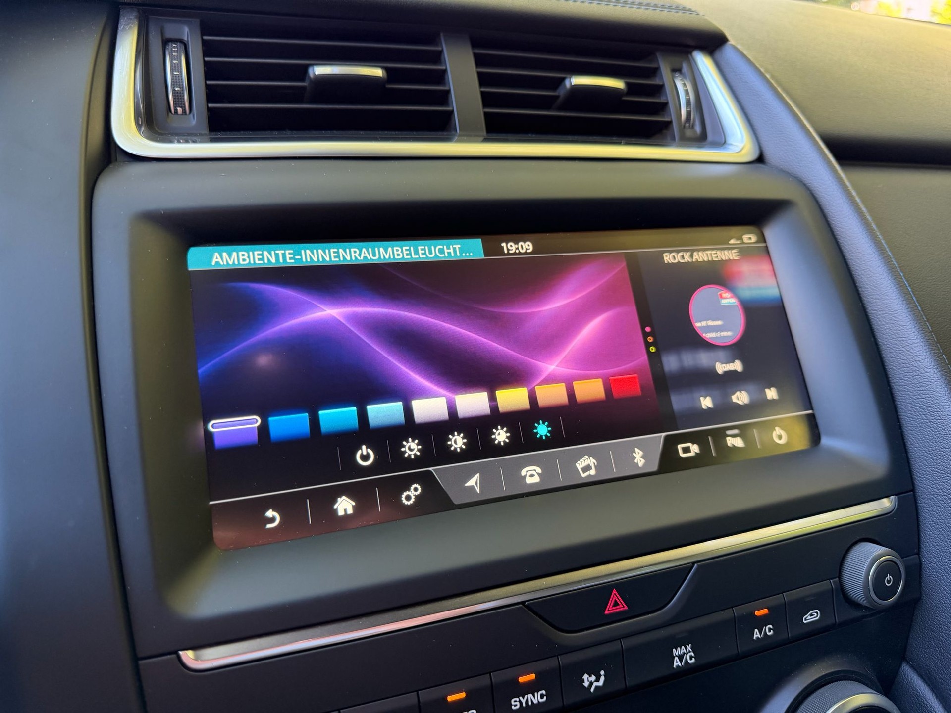 JAGUAR E-Pace P200 R-Dynamic S AWD Automatik-image-25