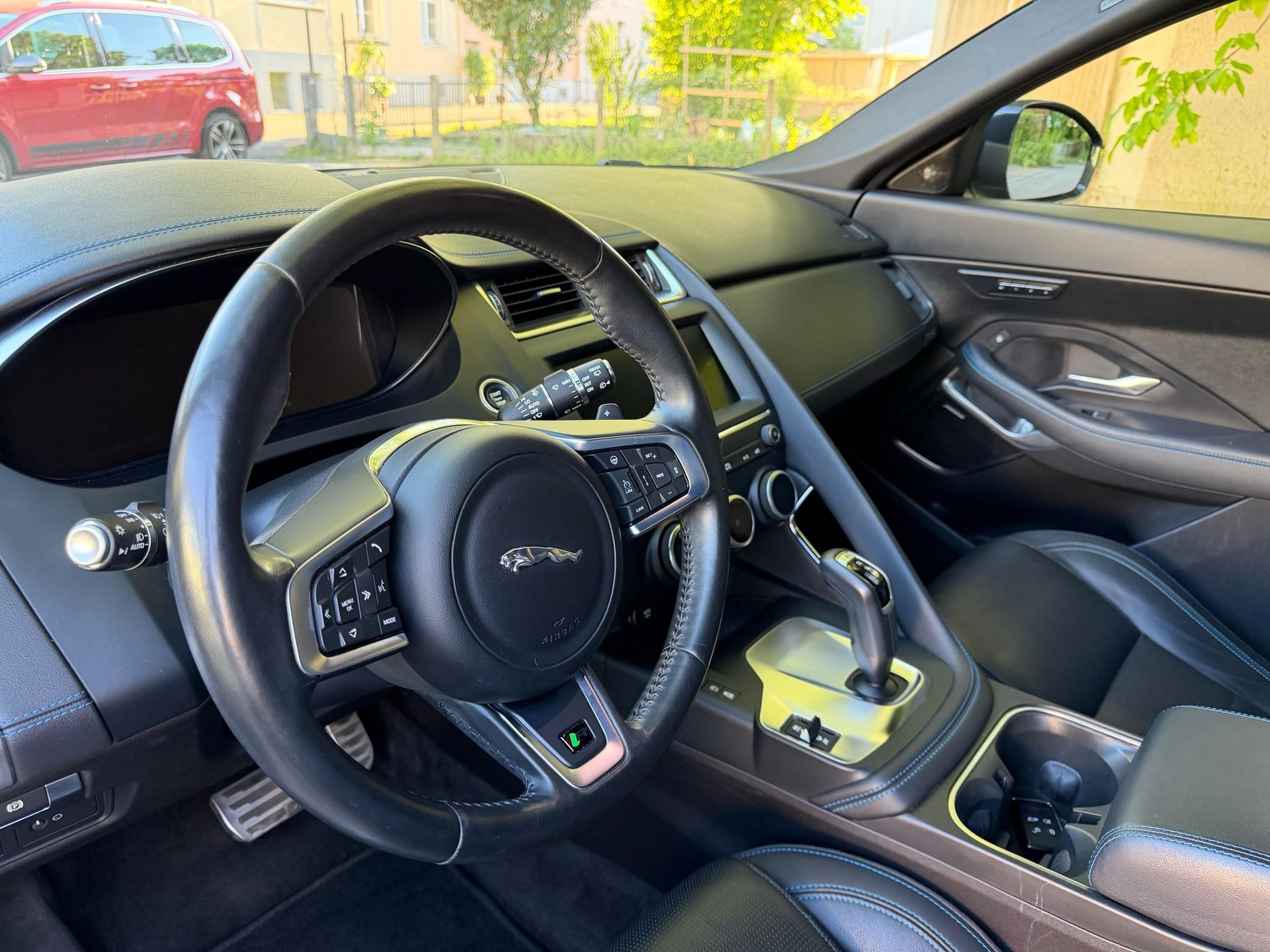 JAGUAR E-Pace P200 R-Dynamic S AWD Automatik-image-6