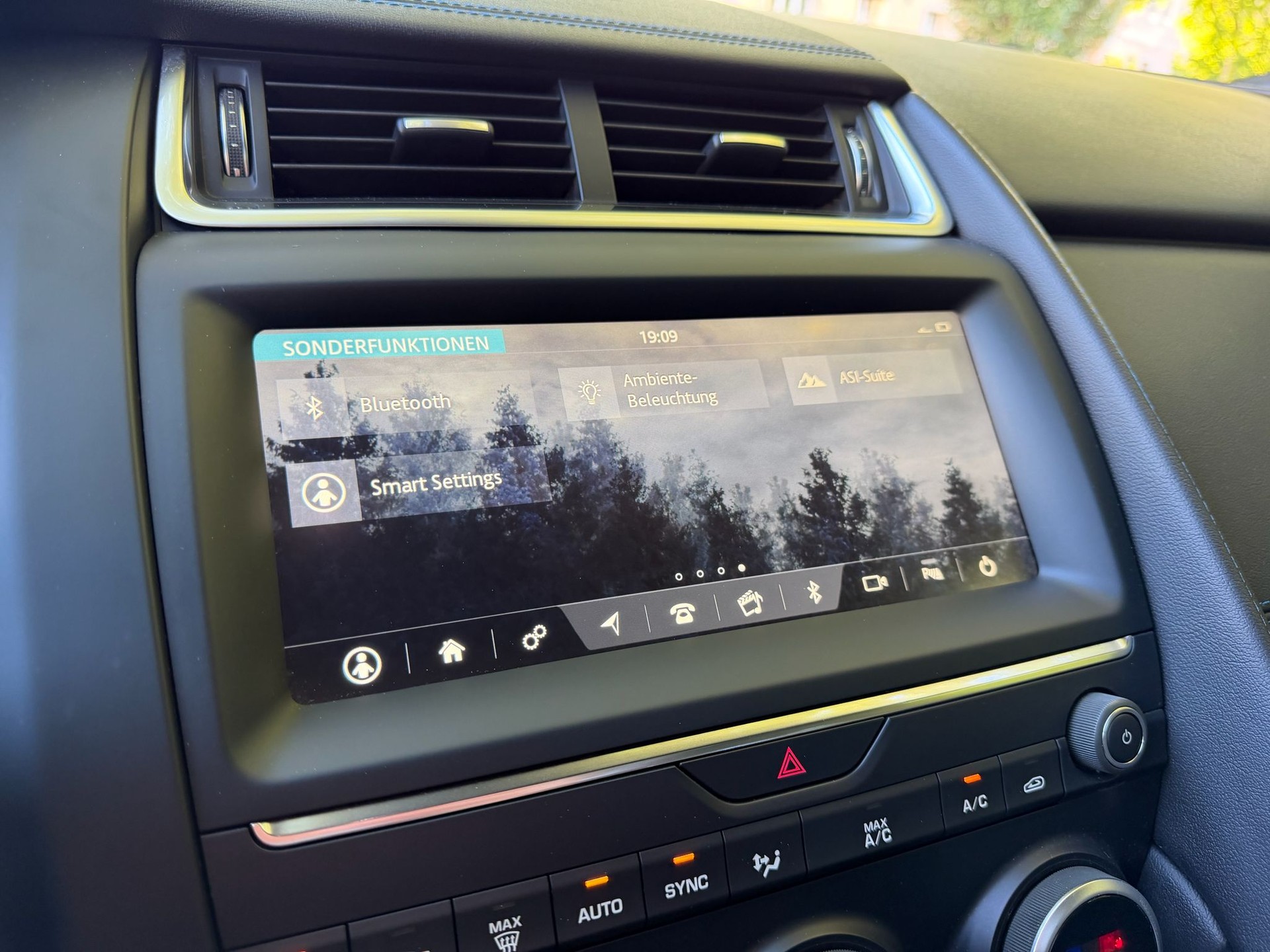 JAGUAR E-Pace P200 R-Dynamic S AWD Automatik-image-24