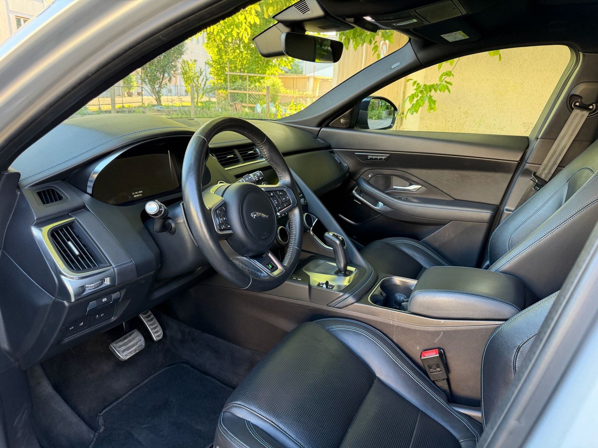 JAGUAR E-Pace P200 R-Dynamic S AWD Automatik-image-4