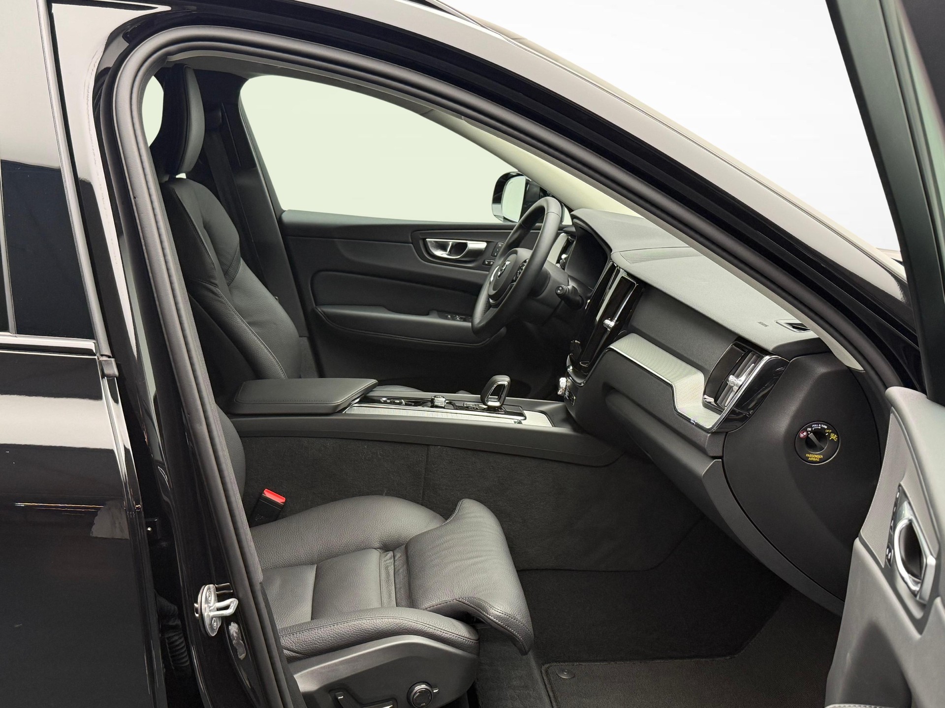 VOLVO XC60 2.0 B5 MH Plus Dark AWD-image-9