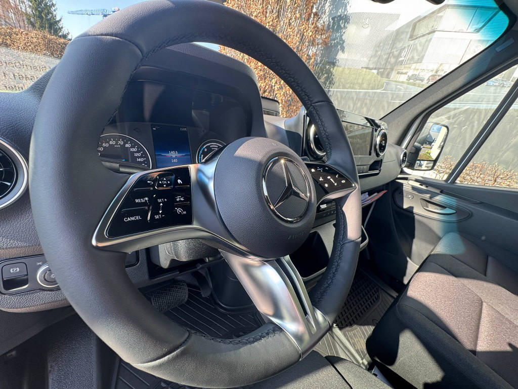 MERCEDES-BENZ eSprinter 420 Pro Koffer mit Hebebühne 3665 S 81 kWh-image-10