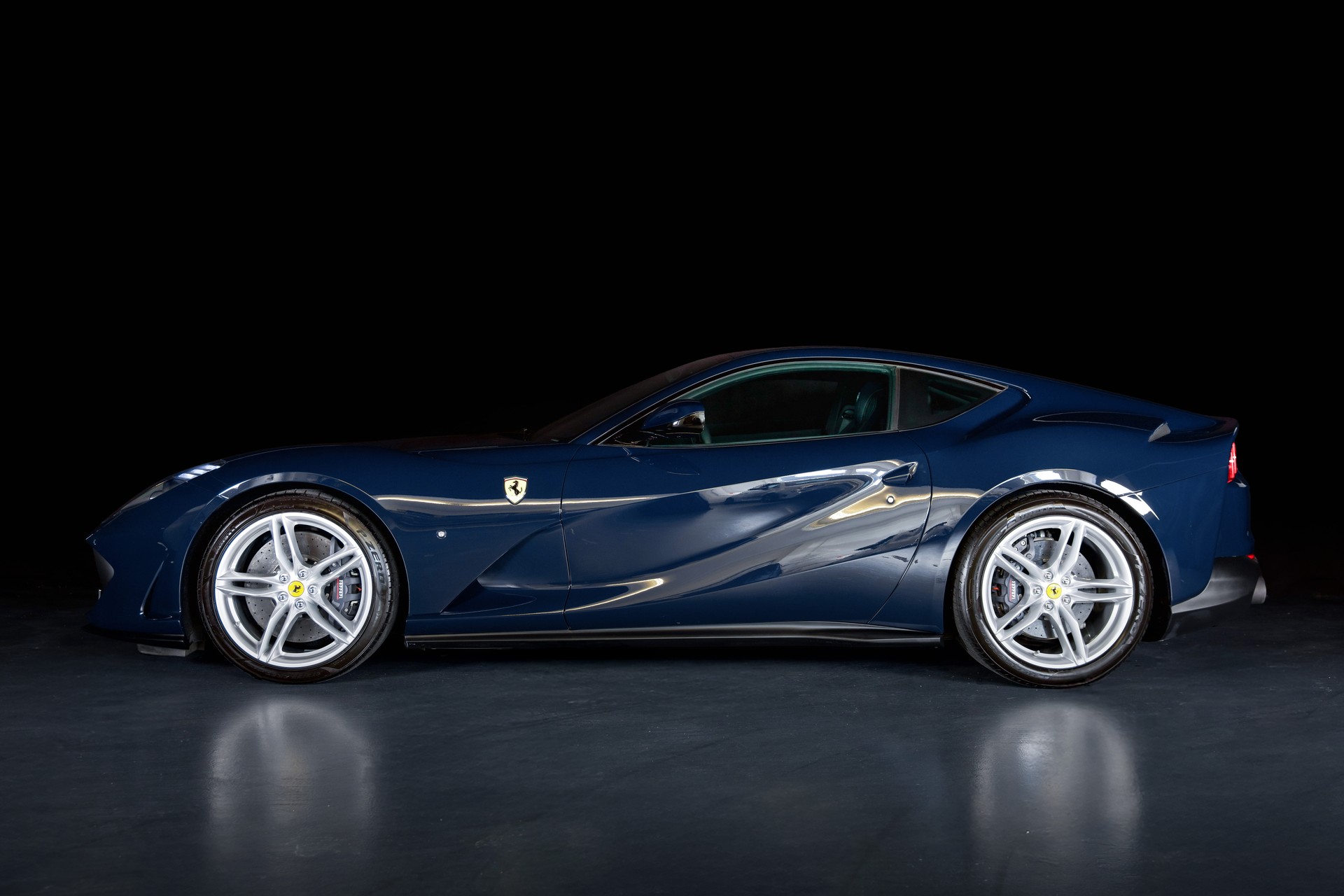 FERRARI 812 Superfast-showroom-element-2