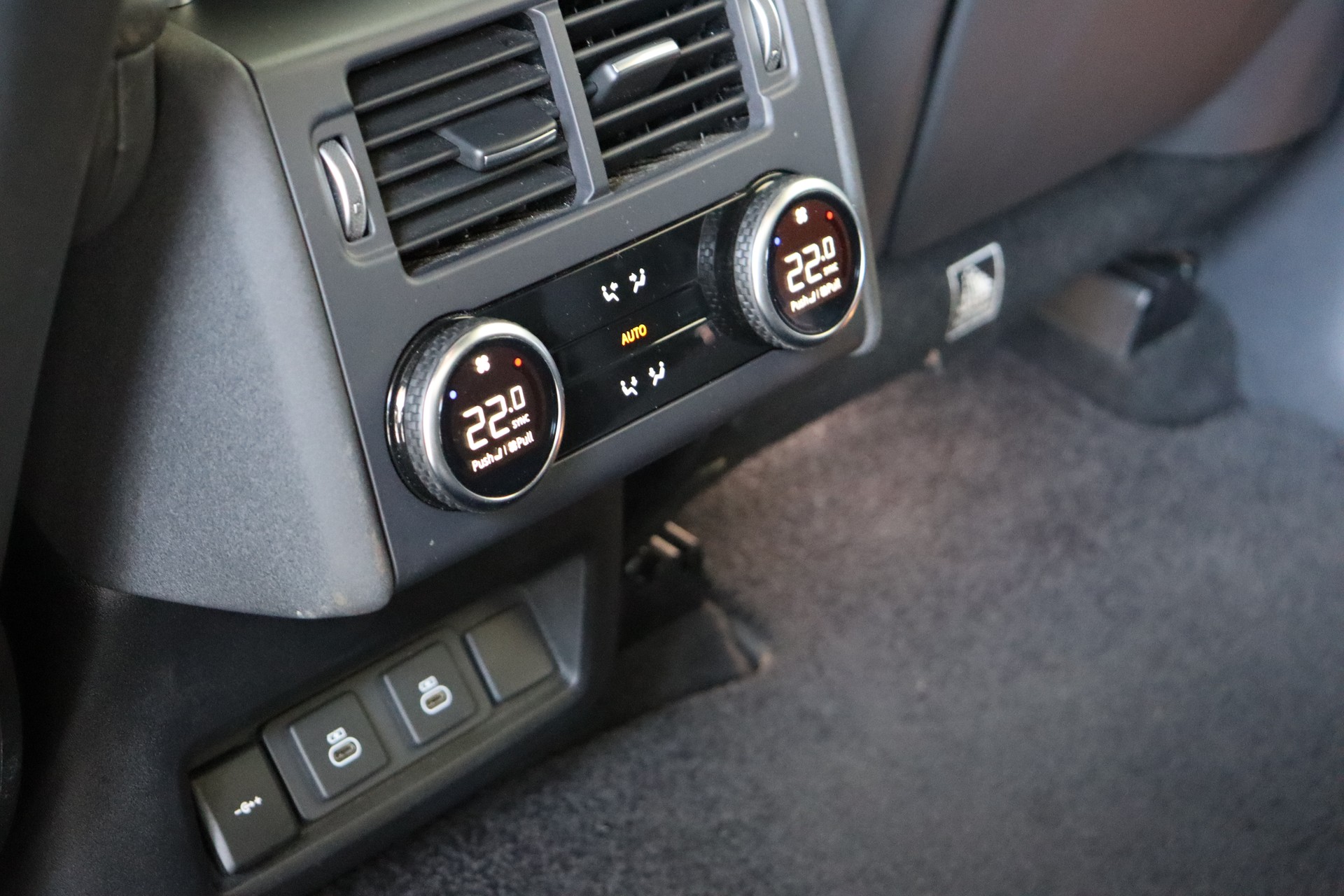 LAND ROVER Discovery 3.0D I6 300 R-Dynamic HSE AWD Automatic-image-19