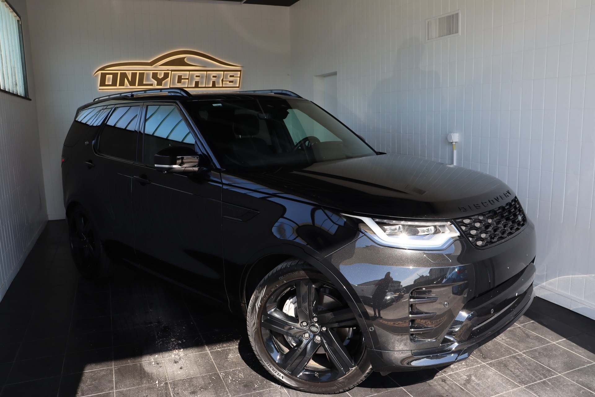 LAND ROVER Discovery 3.0D I6 300 R-Dynamic HSE AWD Automatic-image-4