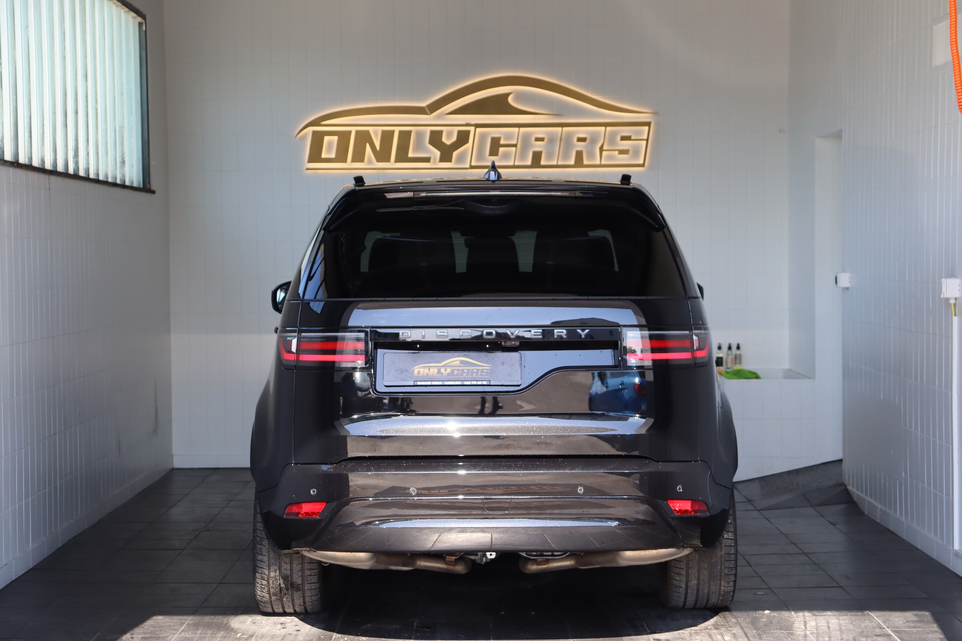 LAND ROVER Discovery 3.0D I6 300 R-Dynamic HSE AWD Automatic-image-5
