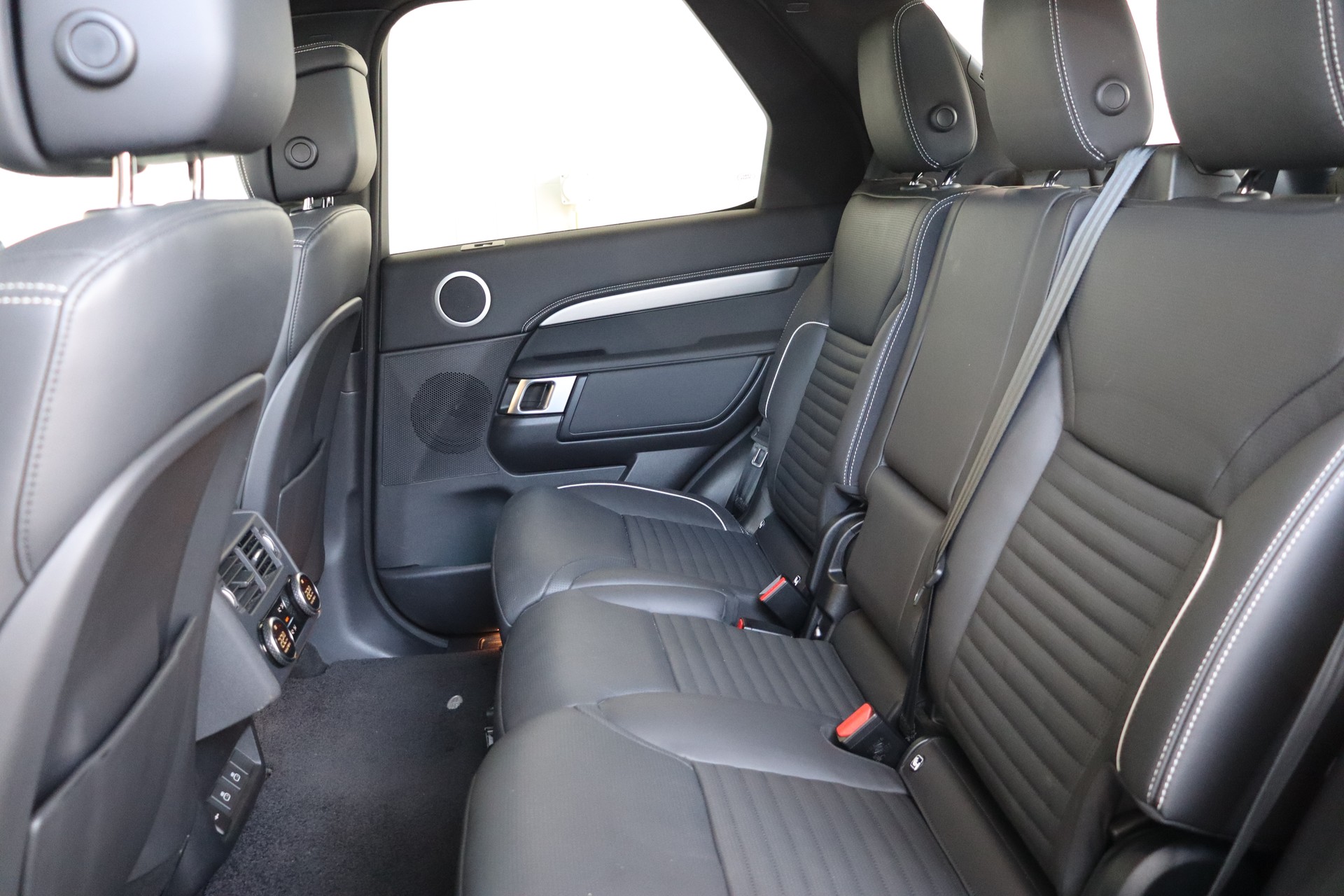 LAND ROVER Discovery 3.0D I6 300 R-Dynamic HSE AWD Automatic-image-17