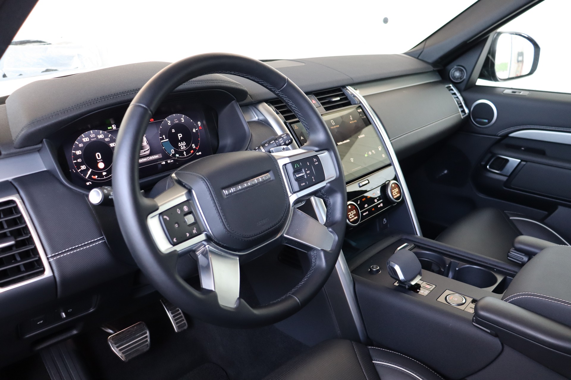 LAND ROVER Discovery 3.0D I6 300 R-Dynamic HSE AWD Automatic-image-10