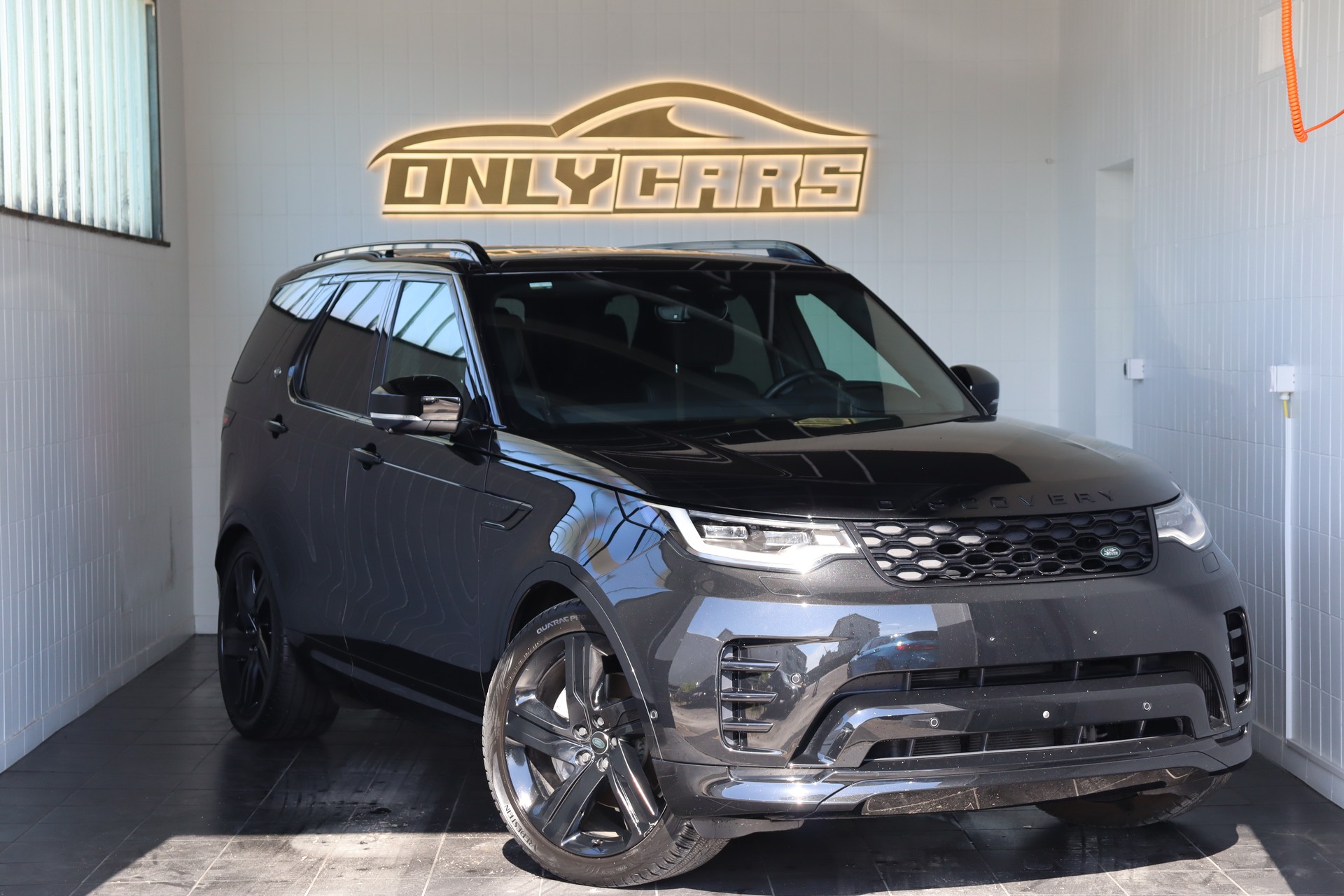 LAND ROVER Discovery 3.0D I6 300 R-Dynamic HSE AWD Automatic-image-0