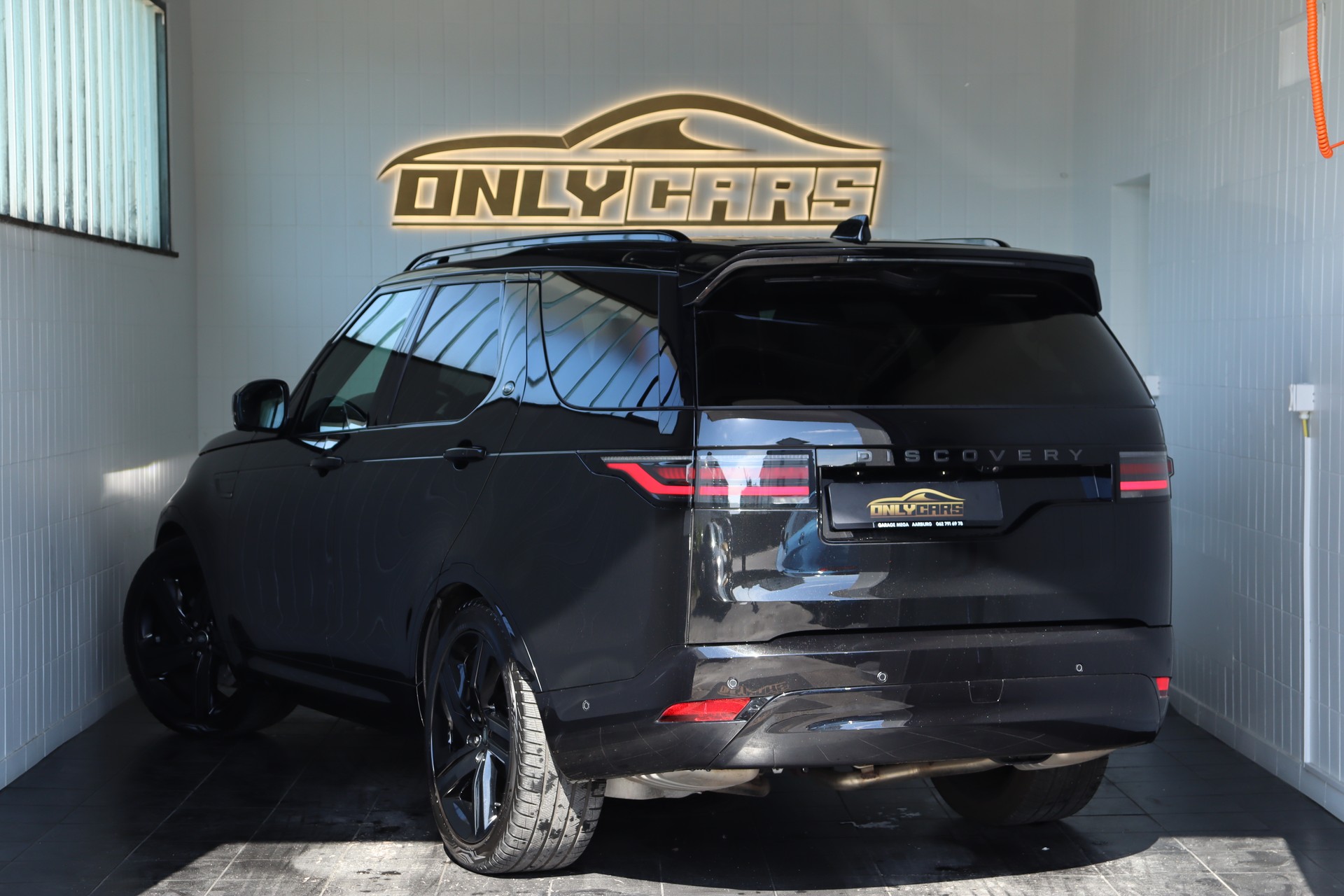LAND ROVER Discovery 3.0D I6 300 R-Dynamic HSE AWD Automatic-image-8
