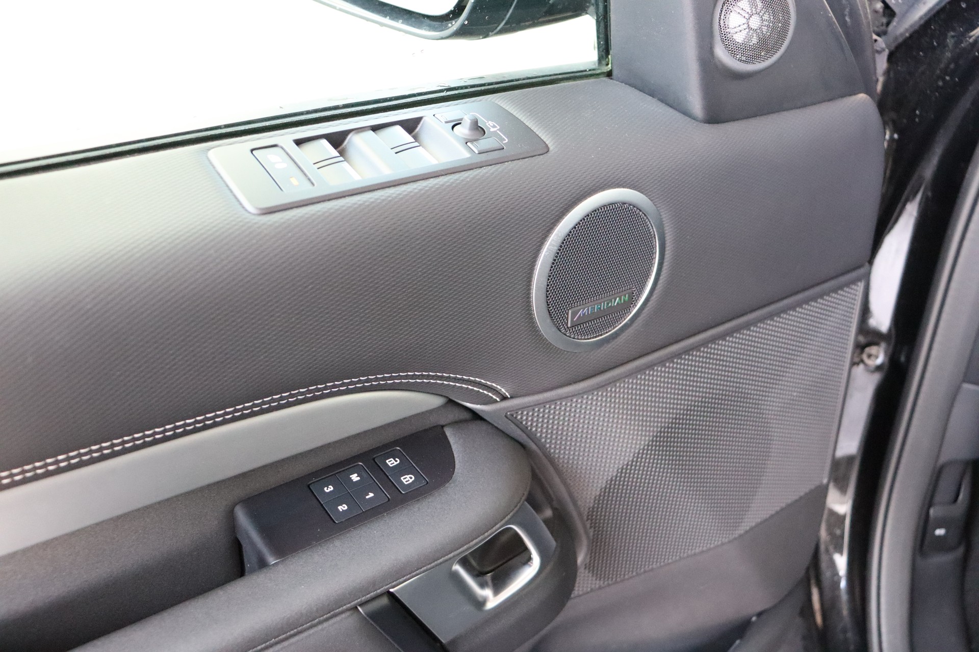 LAND ROVER Discovery 3.0D I6 300 R-Dynamic HSE AWD Automatic-image-14