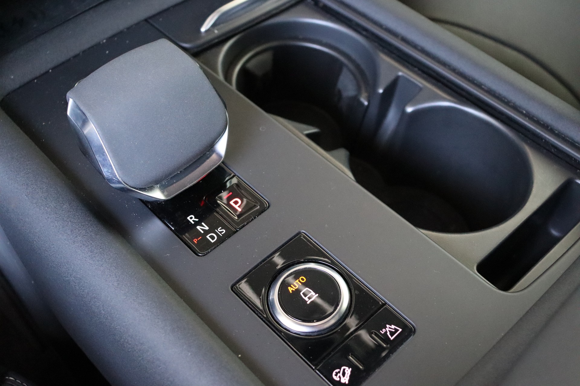 LAND ROVER Discovery 3.0D I6 300 R-Dynamic HSE AWD Automatic-image-21