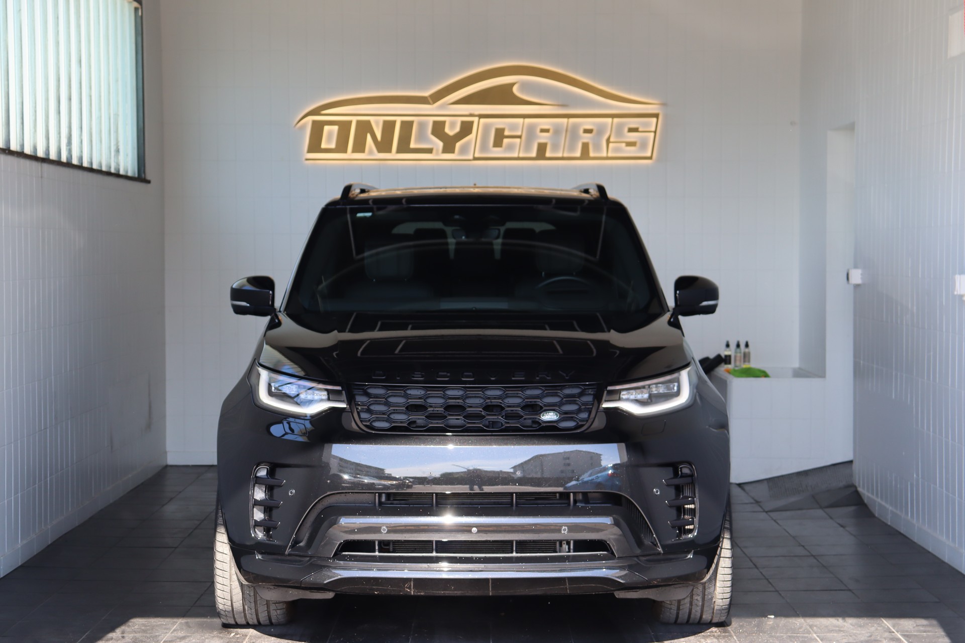 LAND ROVER Discovery 3.0D I6 300 R-Dynamic HSE AWD Automatic-image-1