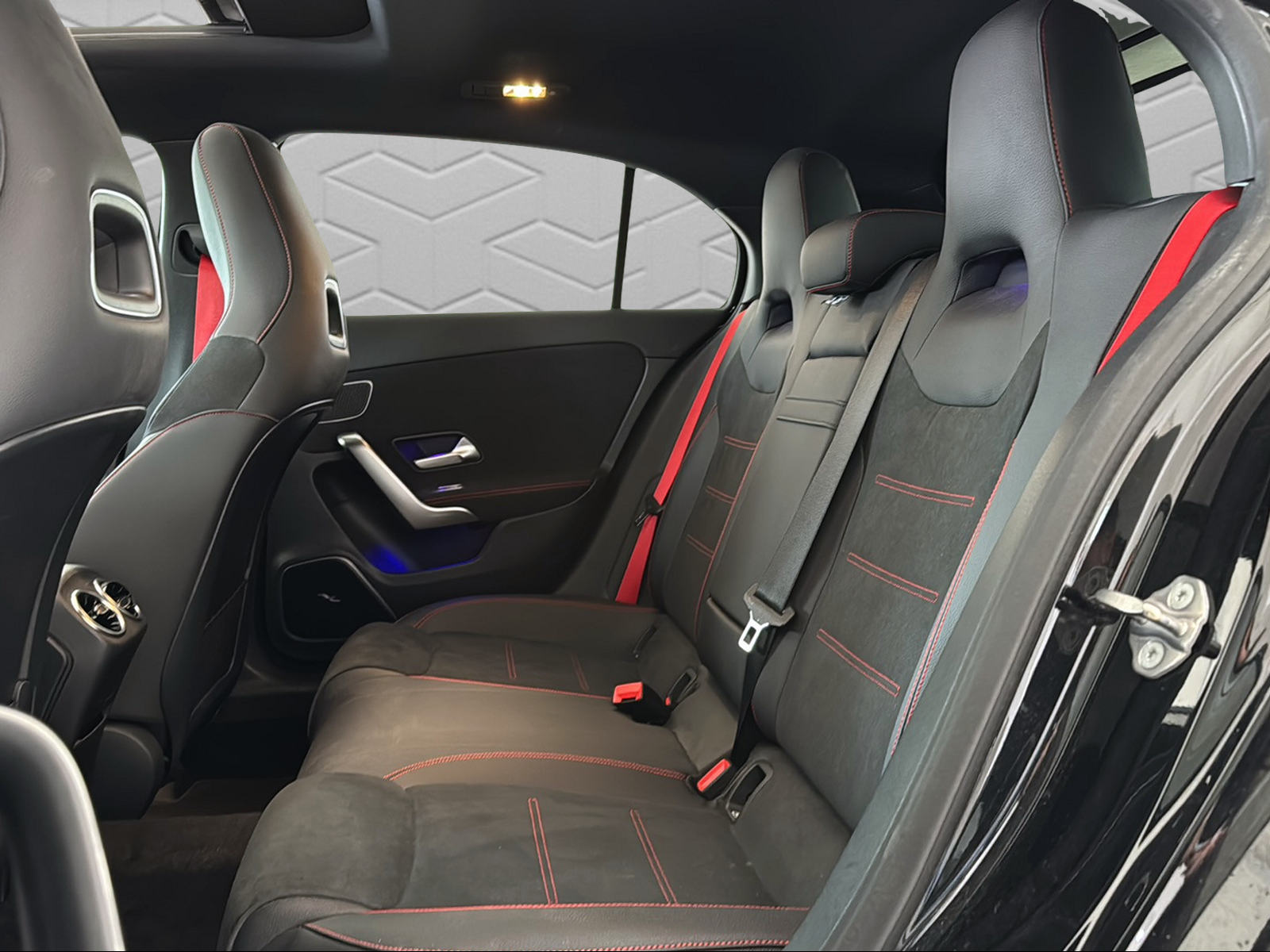MERCEDES-BENZ A 35 AMG 4Matic Speedshift-image-15