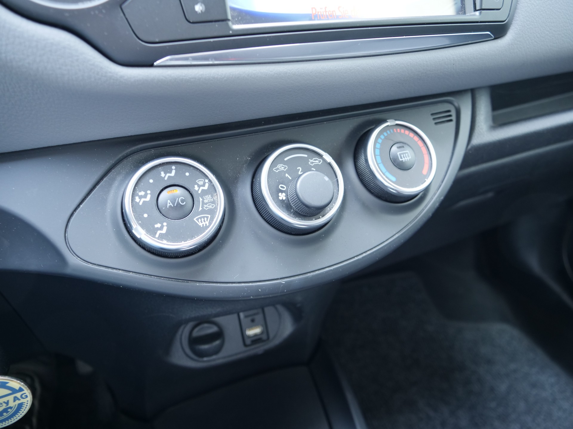 TOYOTA Yaris 1.33 Luna-image-12