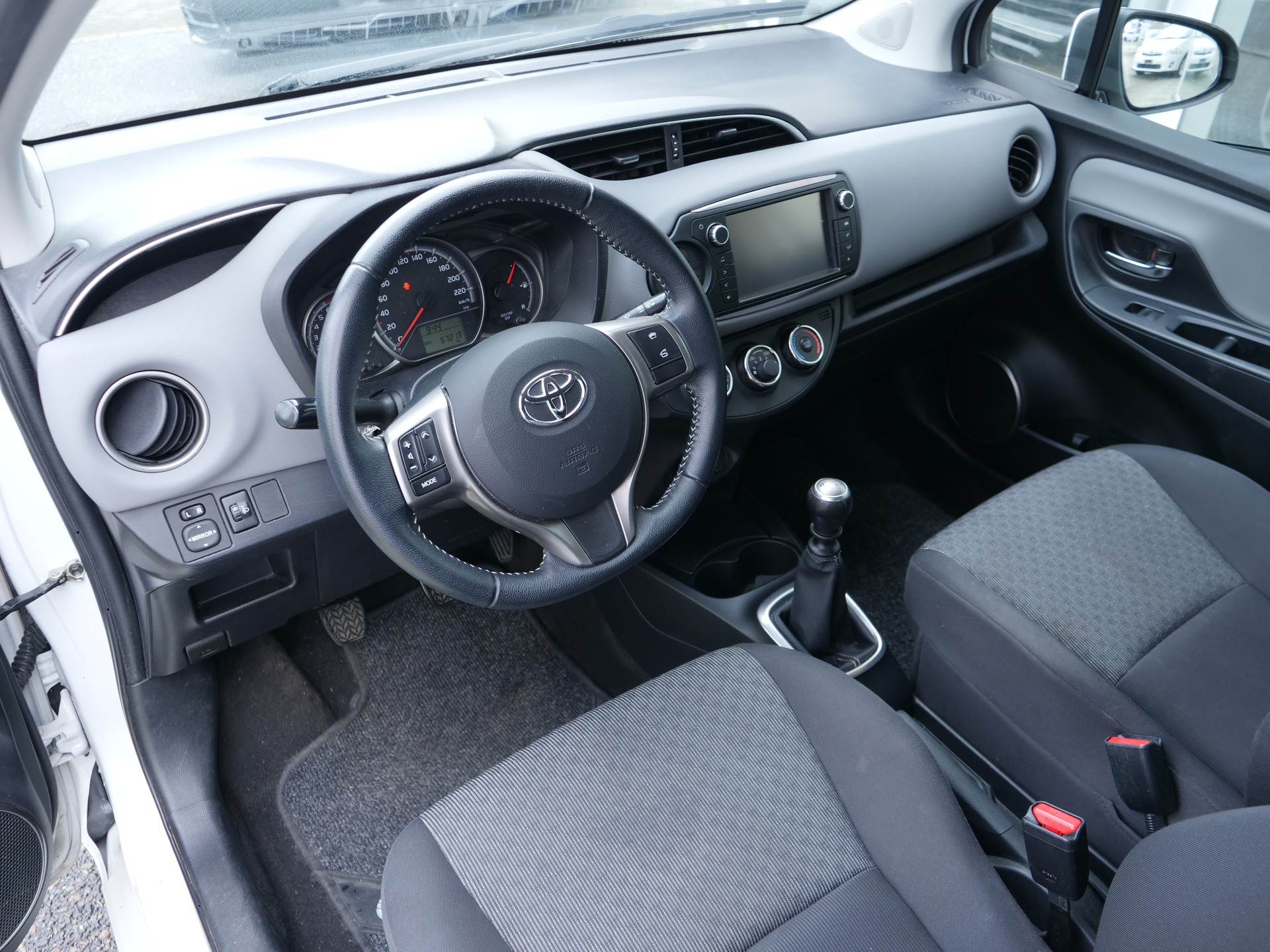 TOYOTA Yaris 1.33 Luna-image-6
