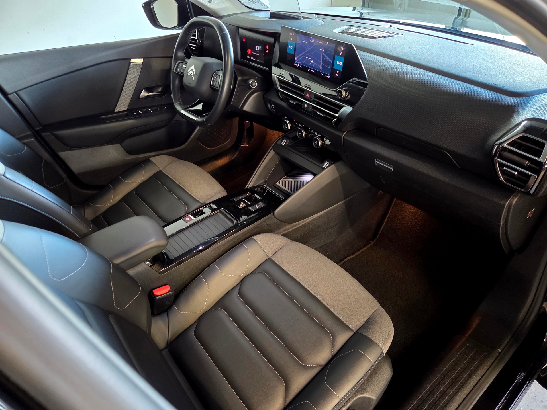 CITROEN C4 1.2 PureTech Shine-image-13