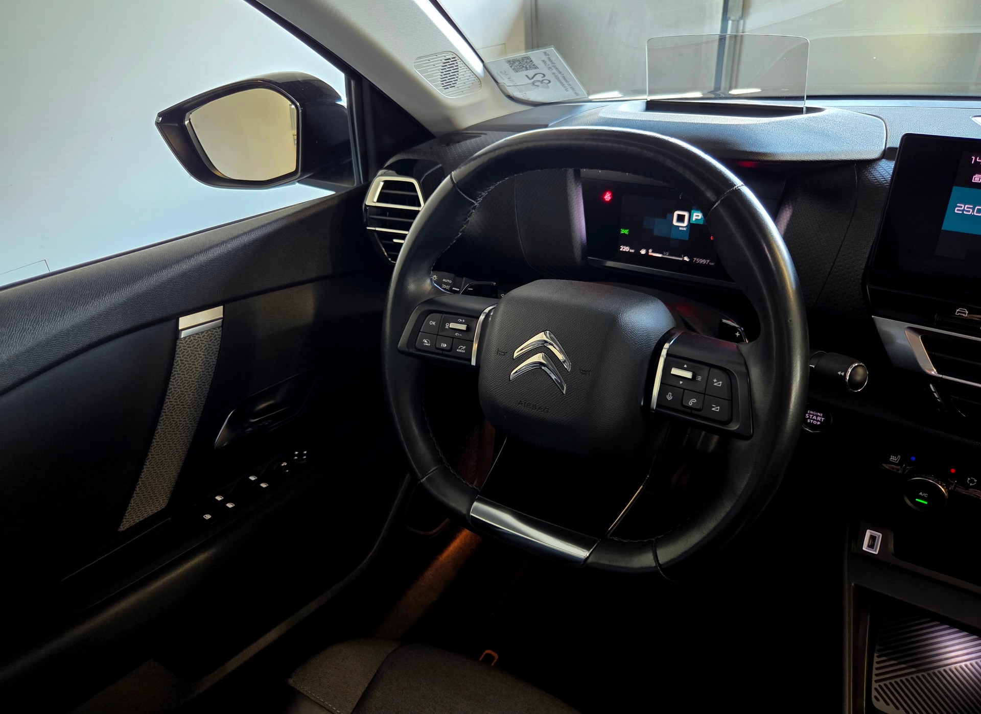 CITROEN C4 1.2 PureTech Shine-image-16