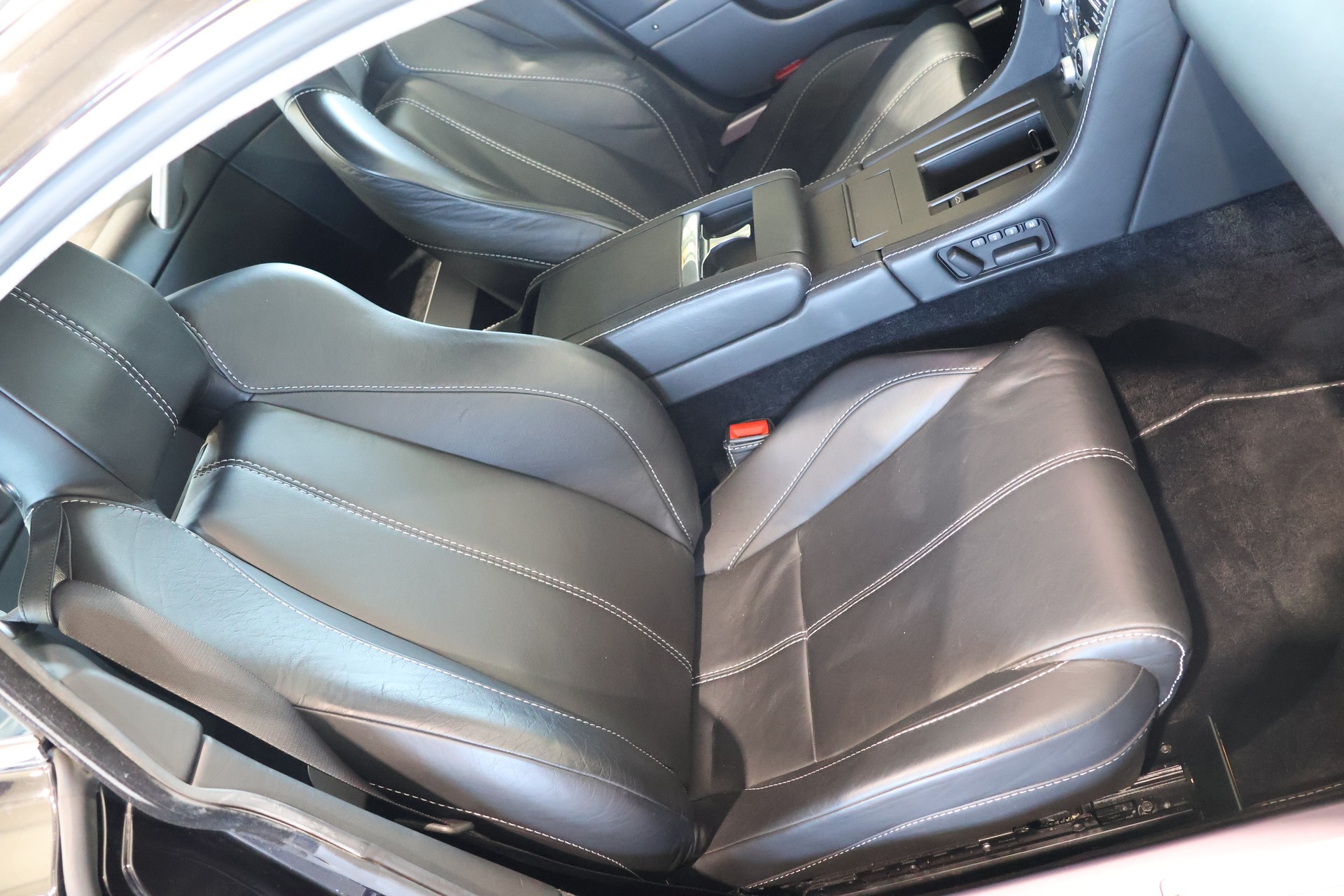 ASTON MARTIN V8 Vantage 4.7 Sportshift-image-13
