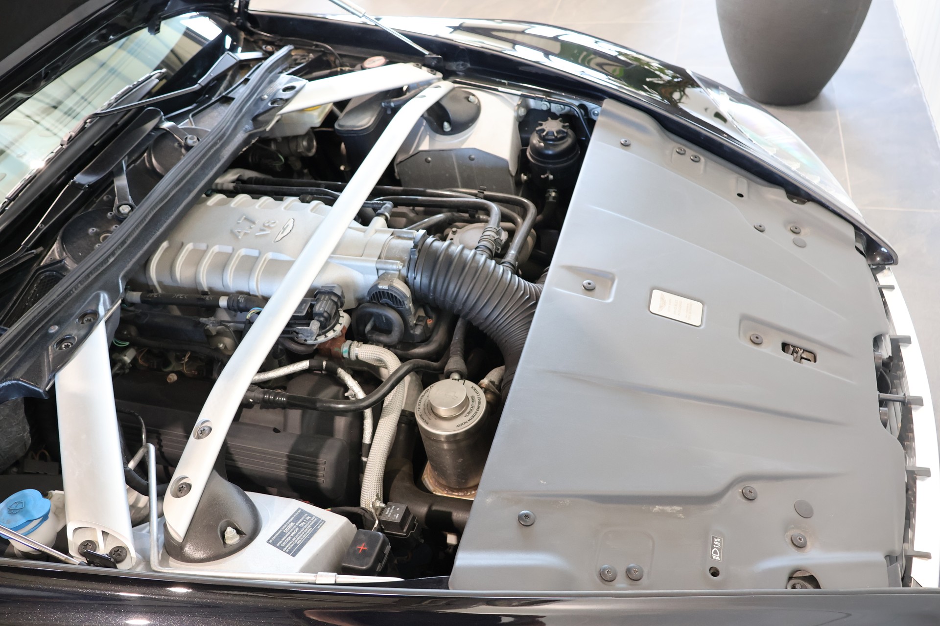 ASTON MARTIN V8 Vantage 4.7 Sportshift-image-15