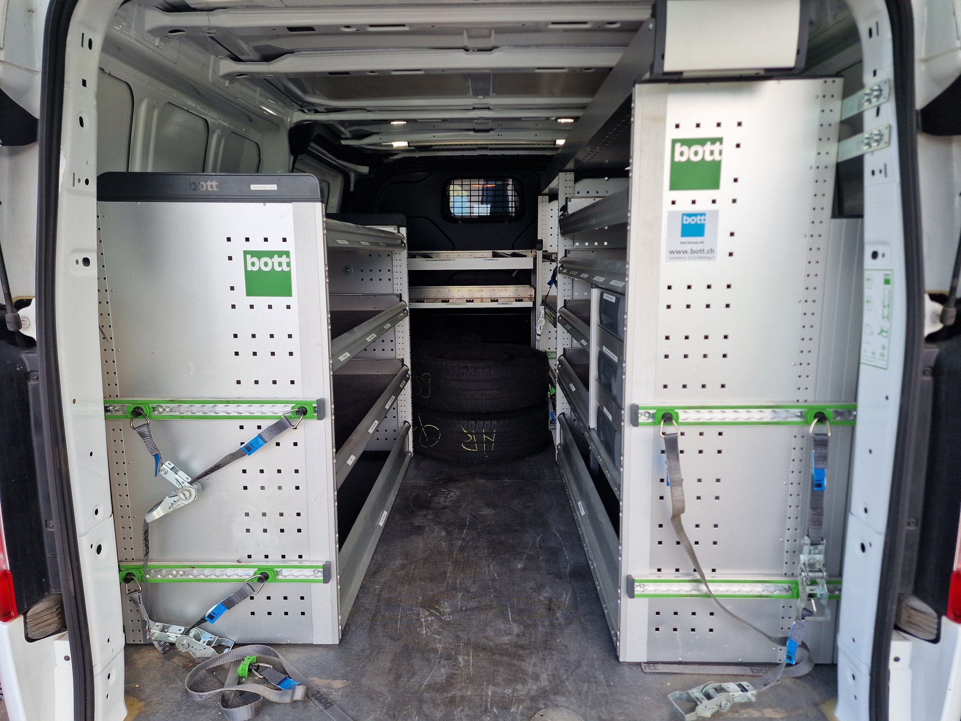 FORD Transit Custom Van 320 L2H1 Trend A 8x Rad Regaleinbau-image-7