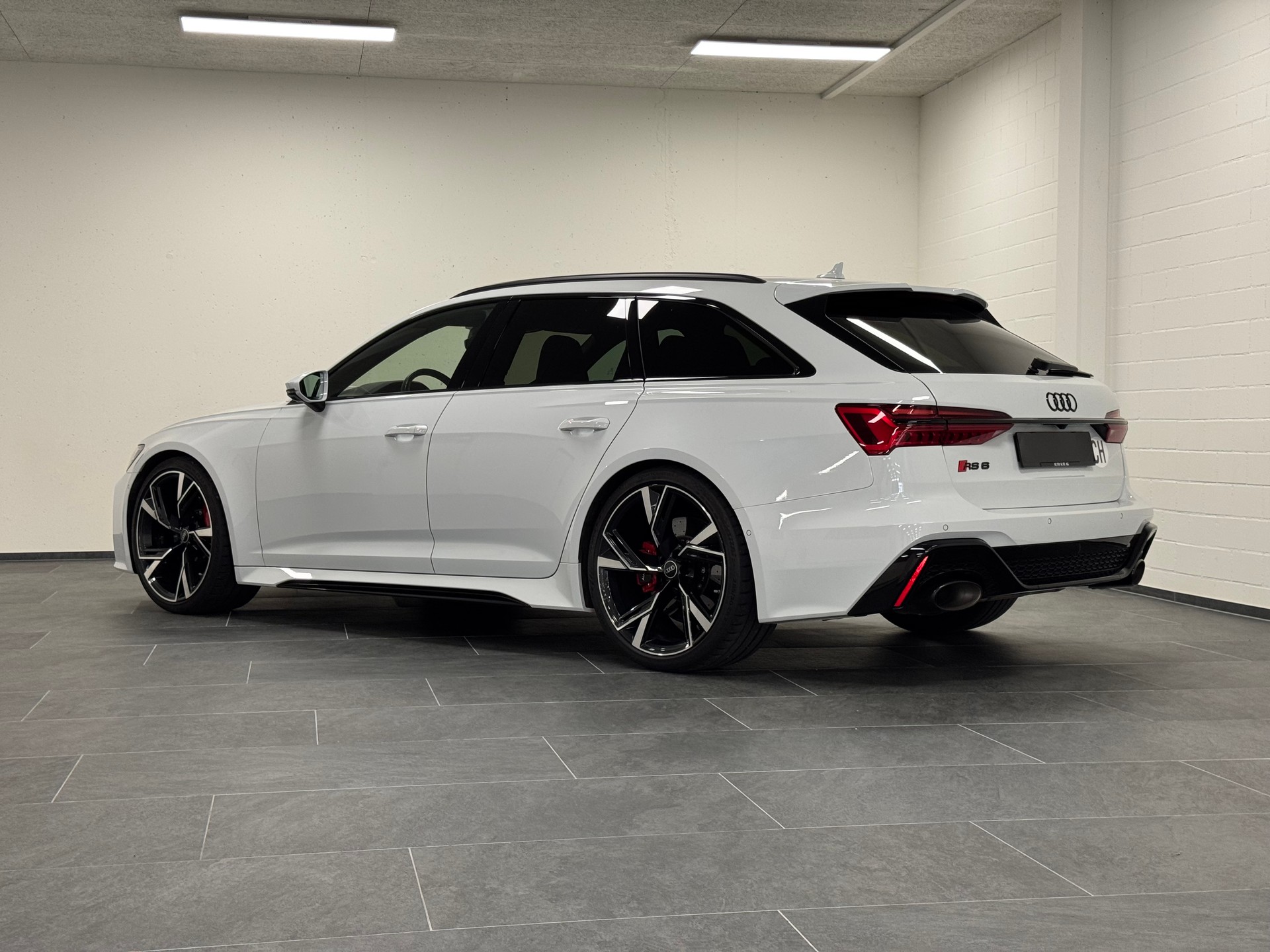 AUDI RS6 Avant 4.0 TFSI V8 quattro Keramikbremse / Sitzlüftung / Standheizung / B&O / AHK 2‘100kg-image-2