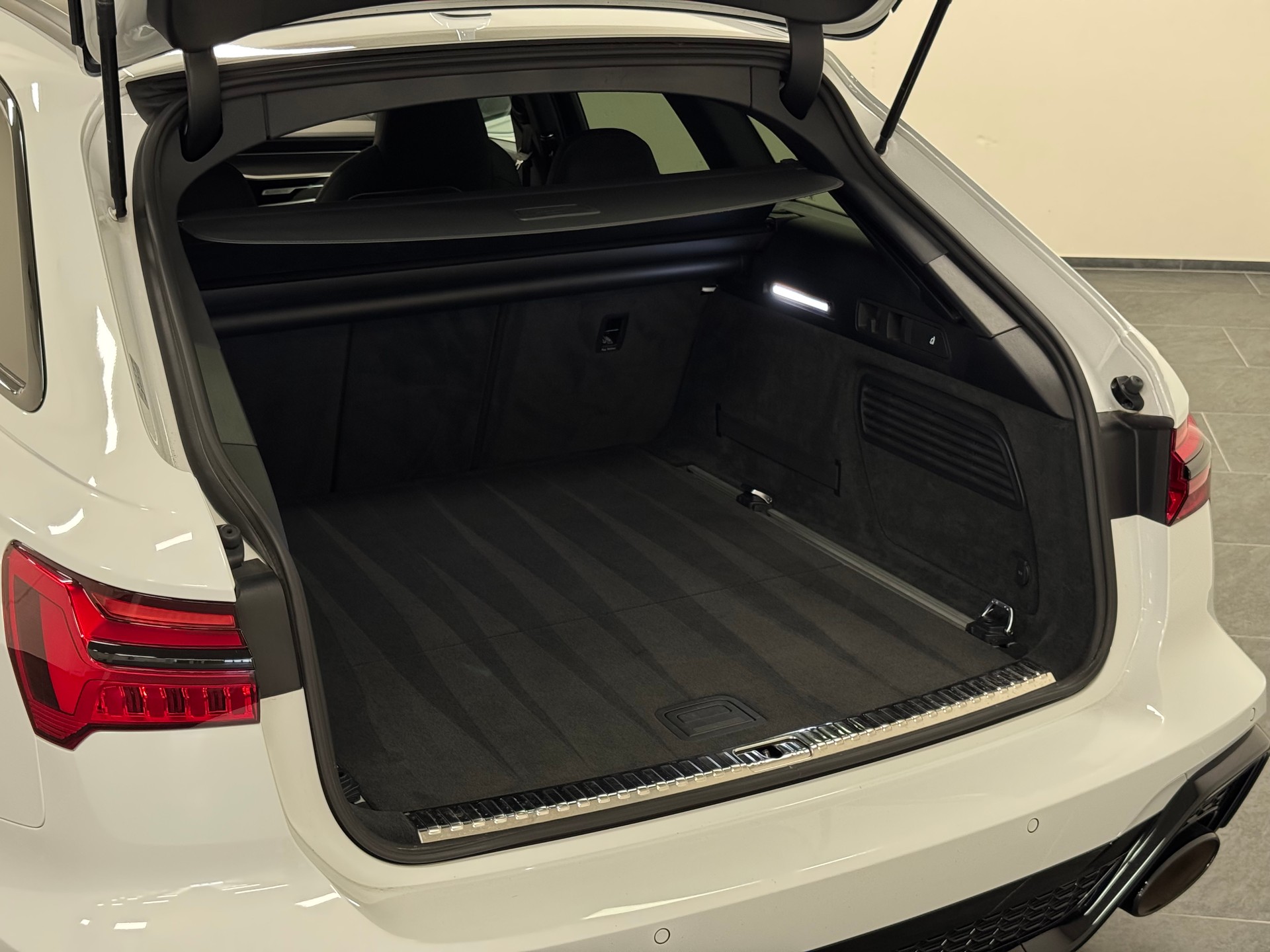 AUDI RS6 Avant 4.0 TFSI V8 quattro Keramikbremse / Sitzlüftung / Standheizung / B&O / AHK 2‘100kg-image-12