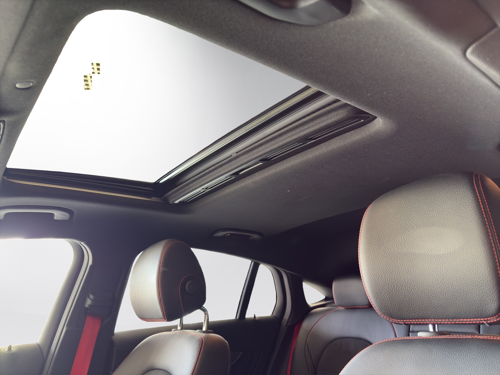 MERCEDES-BENZ GLC 200 AMG Line 4Matic 9G-Tronic-image-9
