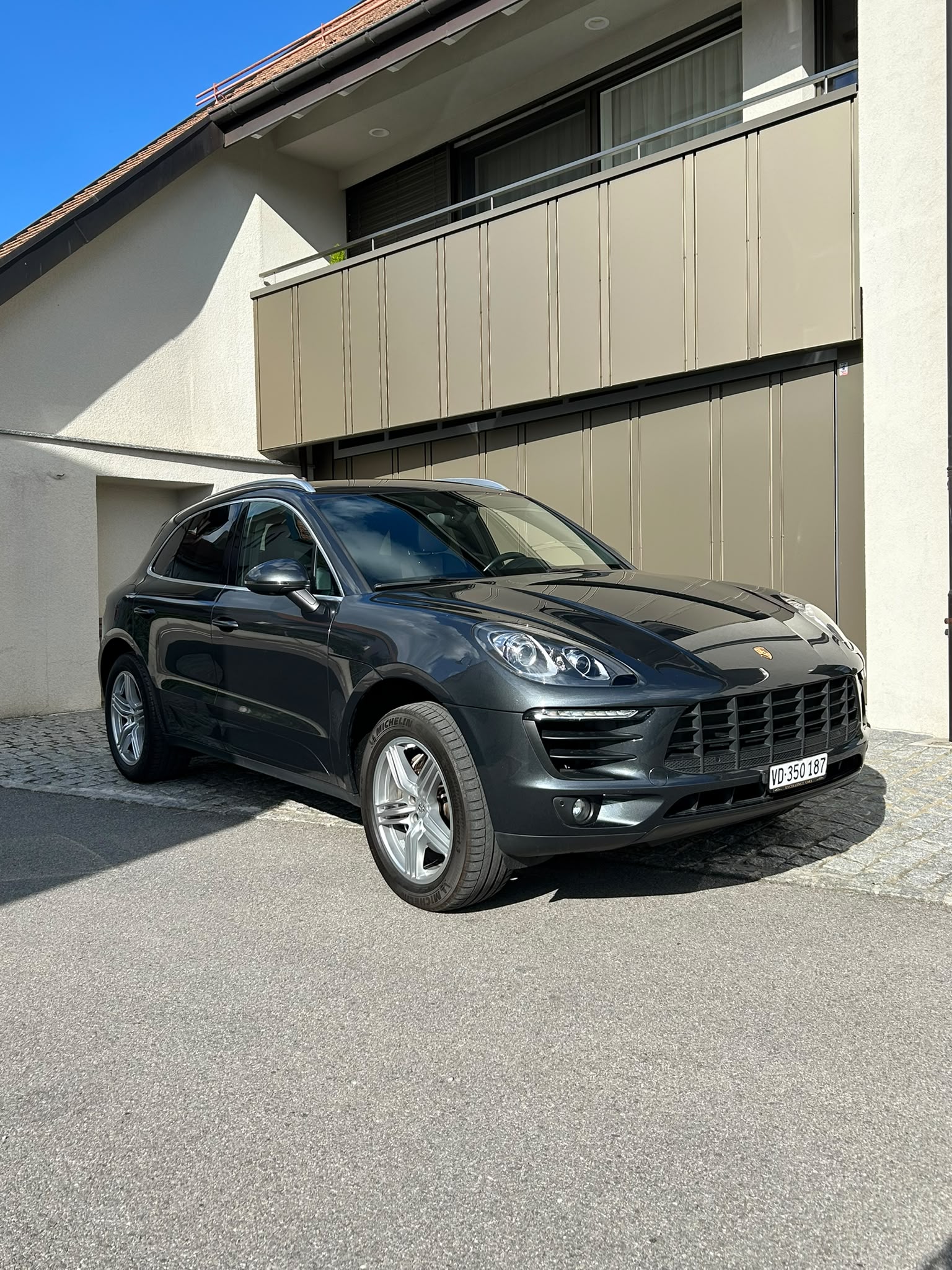 PORSCHE S-showroom-element-2