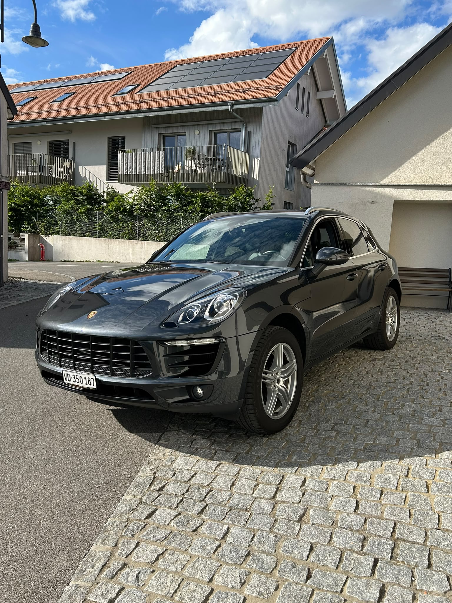 PORSCHE S-showroom-element-1