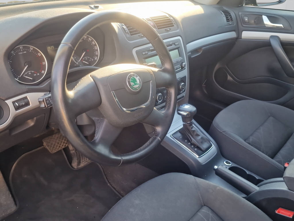 SKODA Octavia Combi 1.8 T-FSI Ambition DSG-image-8