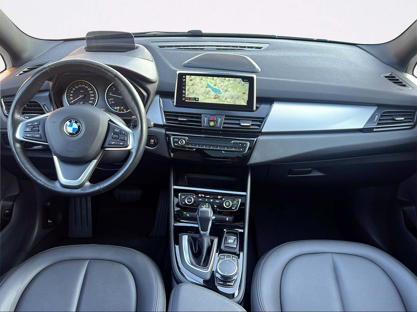 BMW 220i Gran Tourer Steptronic-image-11