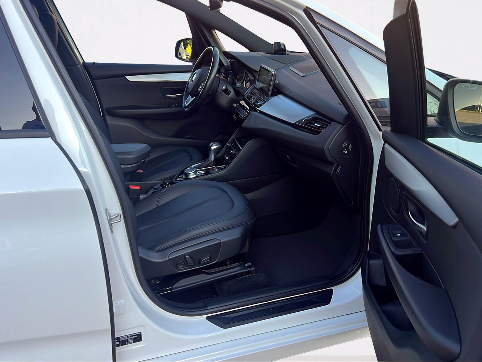 BMW 220i Gran Tourer Steptronic-image-3