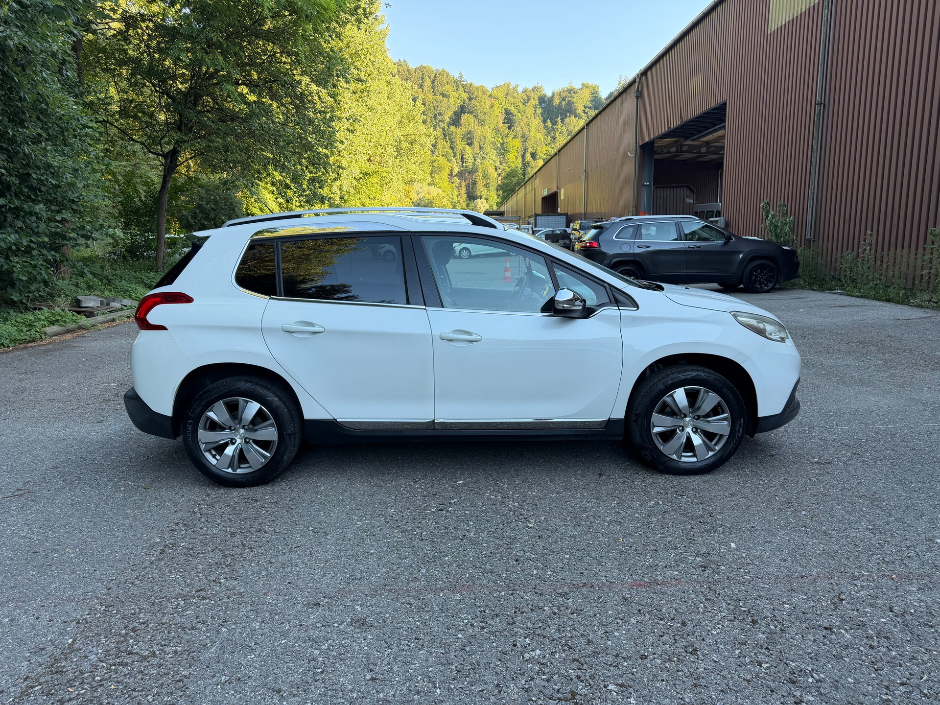 PEUGEOT 2008 1.2 VTI Active-image-5
