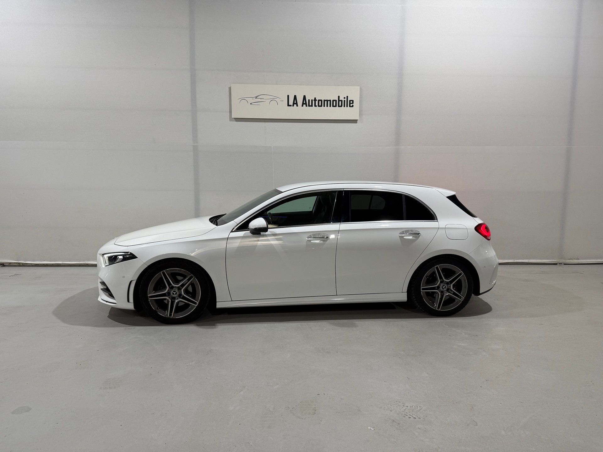 MERCEDES-BENZ A 180 d AMG Line-image-2