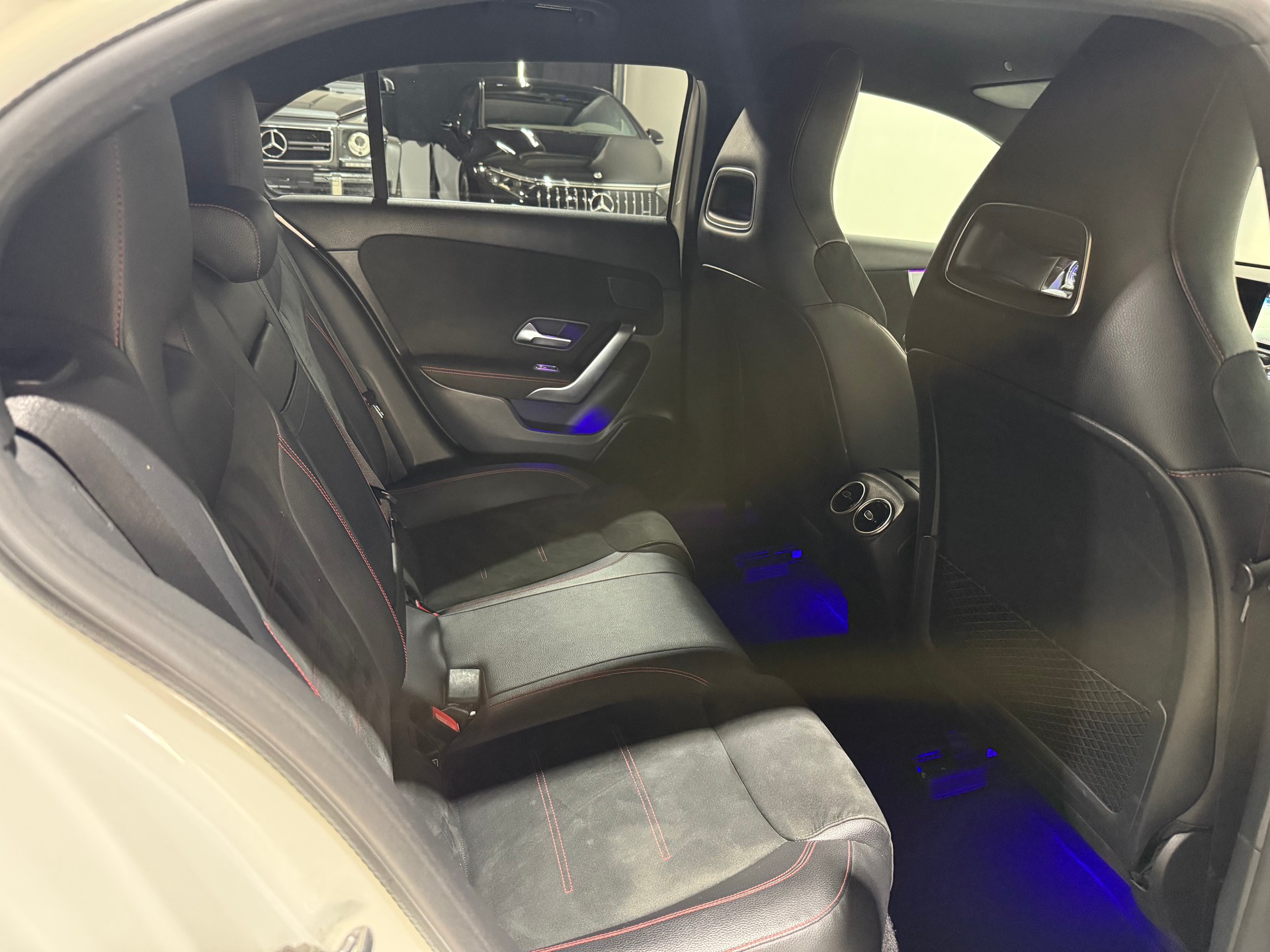 MERCEDES-BENZ A 180 d AMG Line-image-15