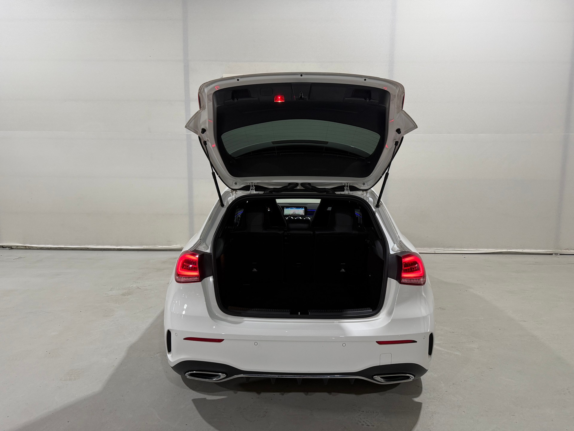 MERCEDES-BENZ A 180 d AMG Line-image-10