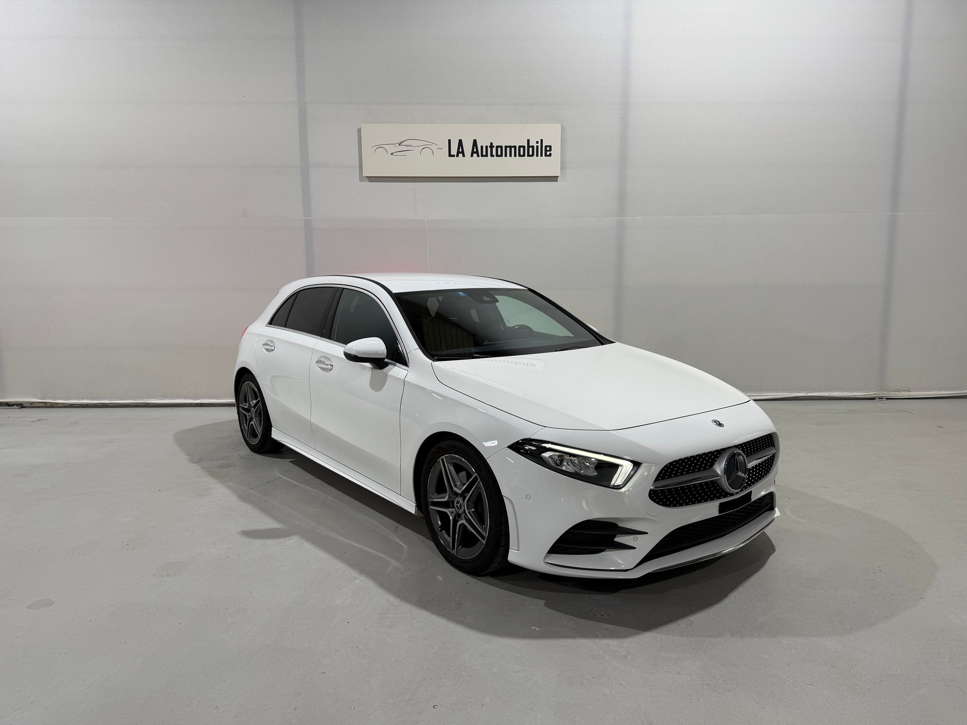 MERCEDES-BENZ A 180 d AMG Line-image-4