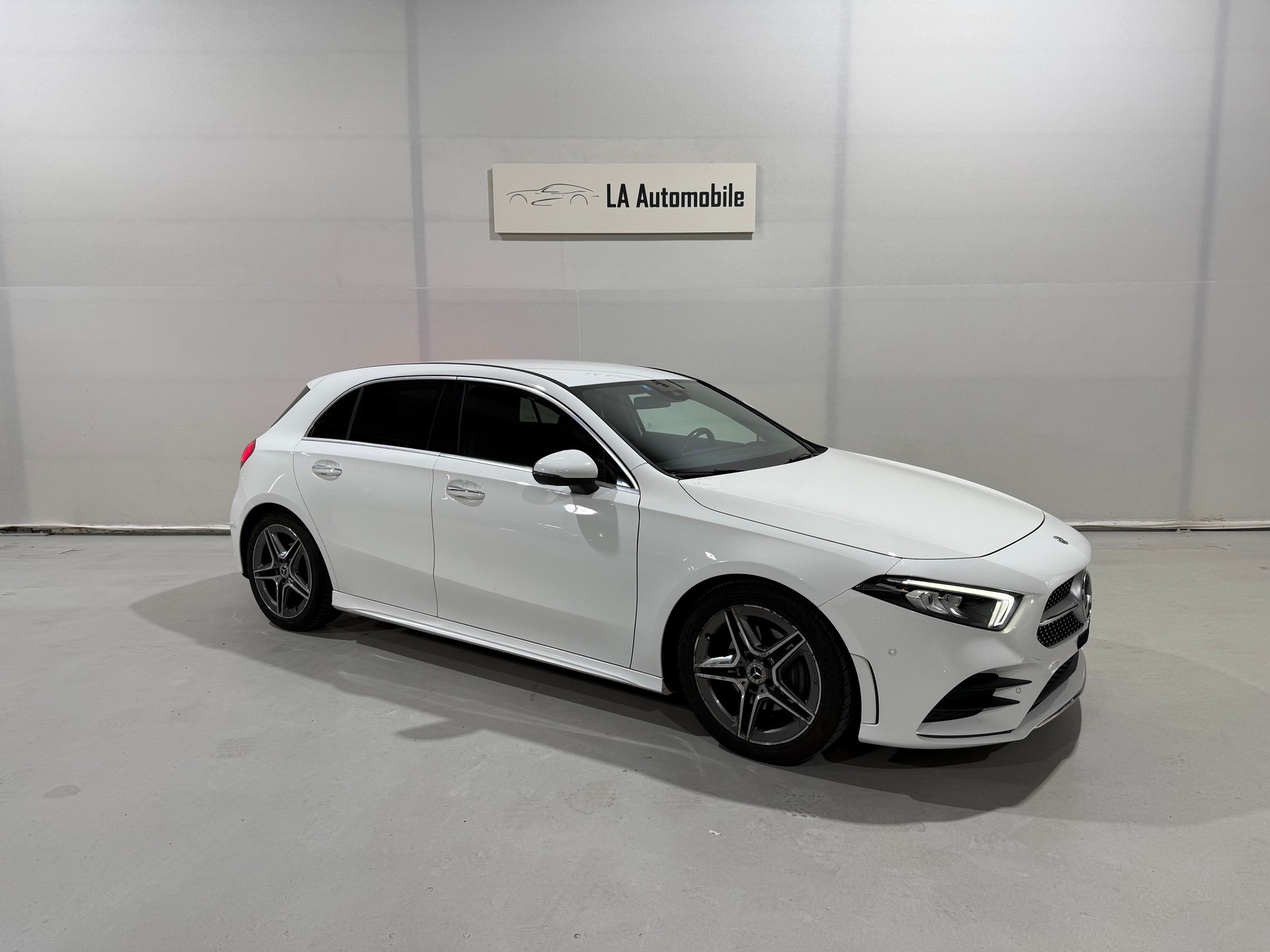 MERCEDES-BENZ A 180 d AMG Line-image-5