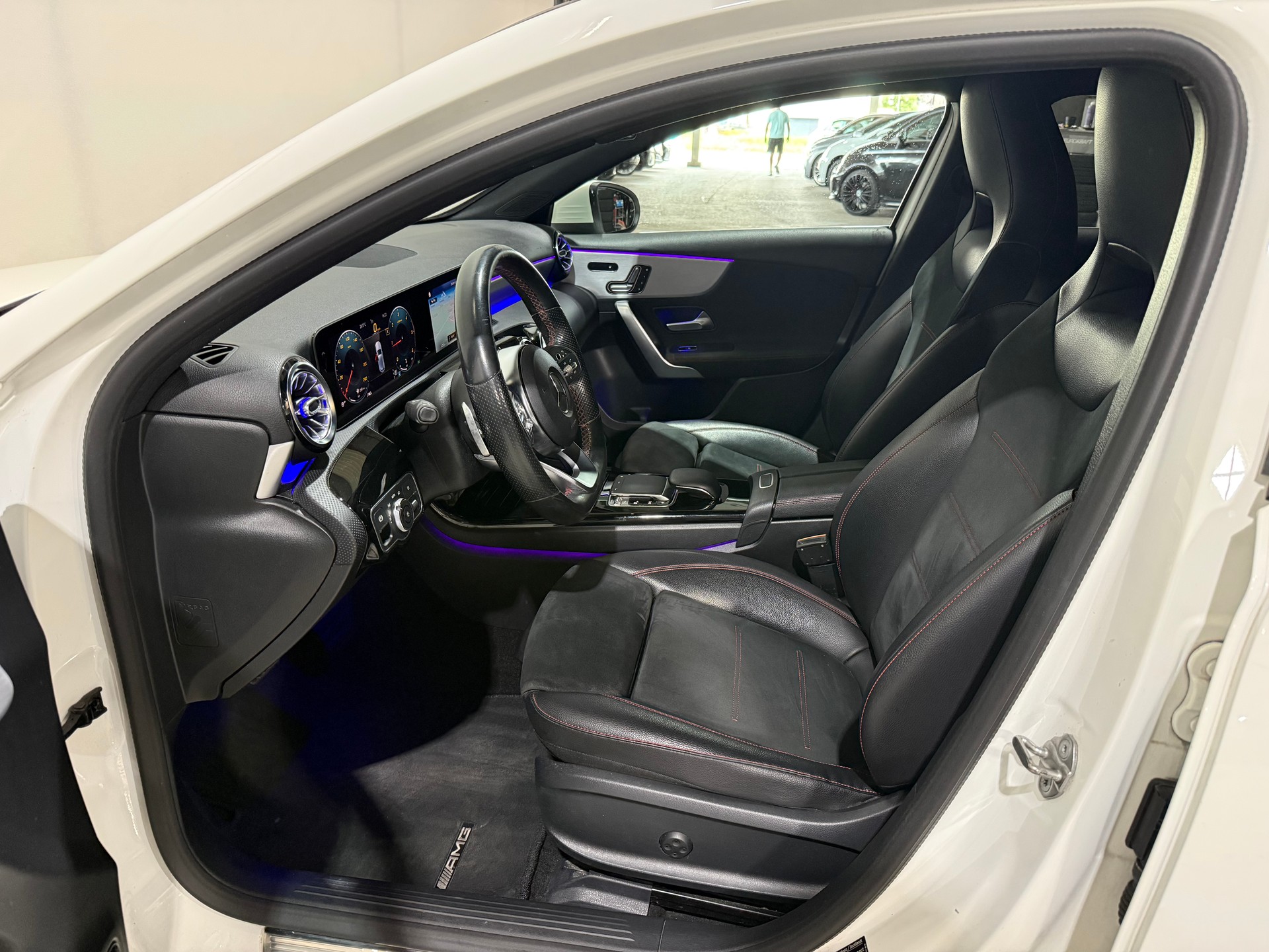 MERCEDES-BENZ A 180 d AMG Line-image-12