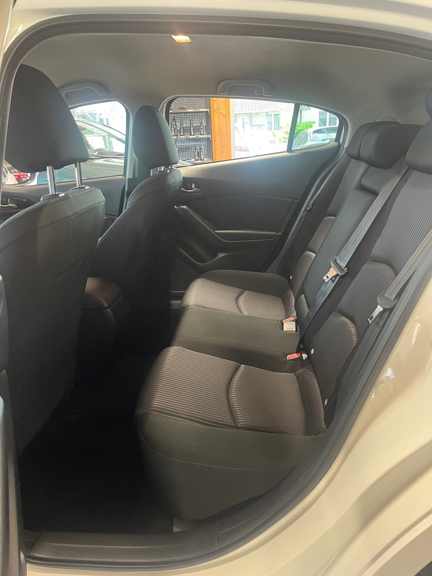 MAZDA 3 SKYACTIV-G 165 Revolution-image-8
