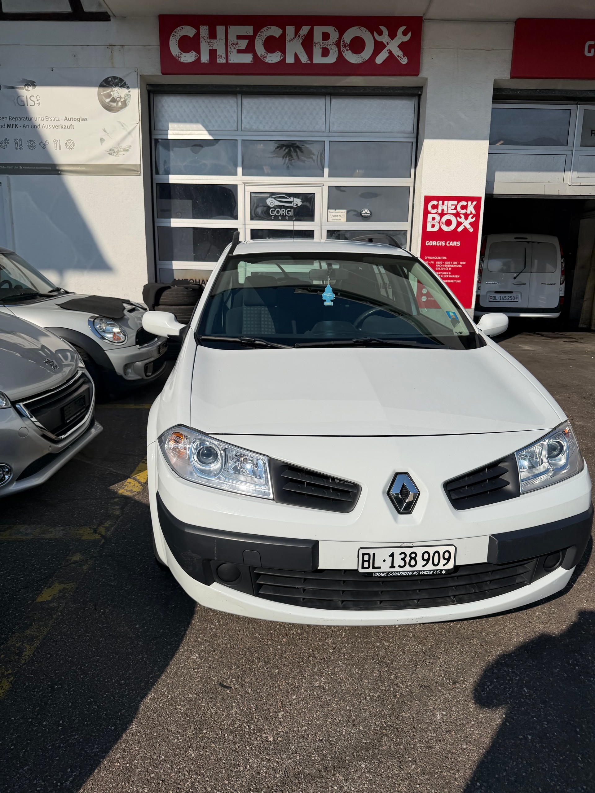 RENAULT Mégane Break 1.6 16V Business Automatic-image-3