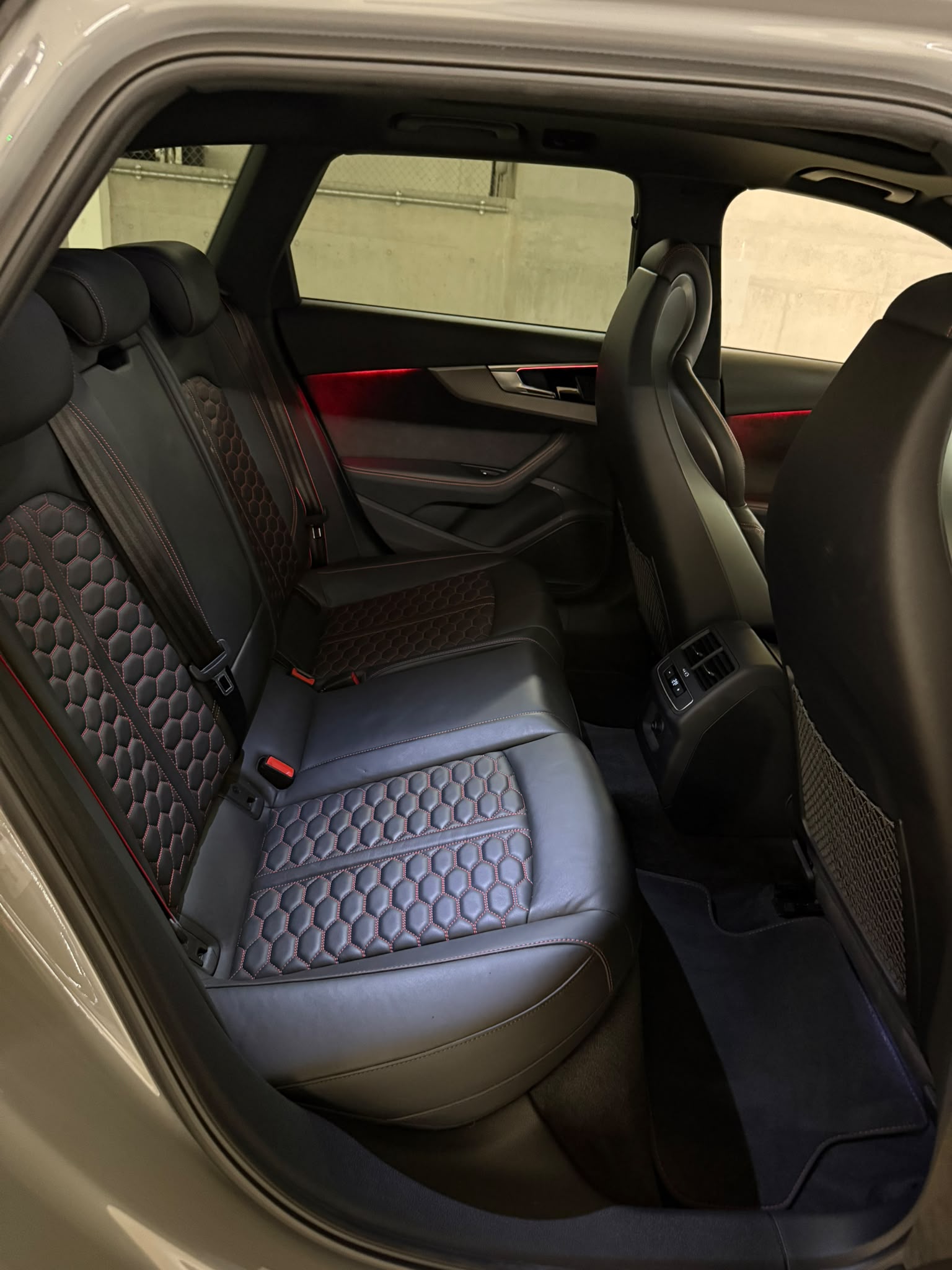 AUDI RS4 Avant quattro tiptronic-image-12