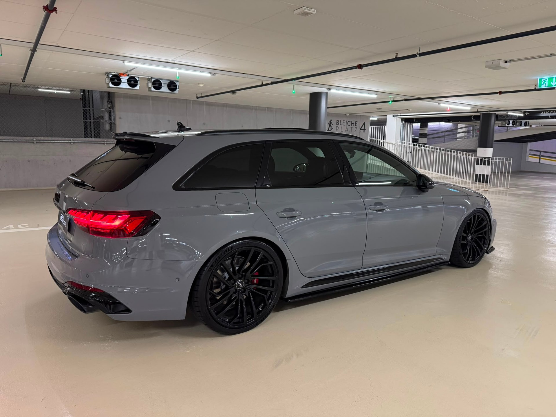 AUDI RS4 Avant quattro tiptronic-image-4