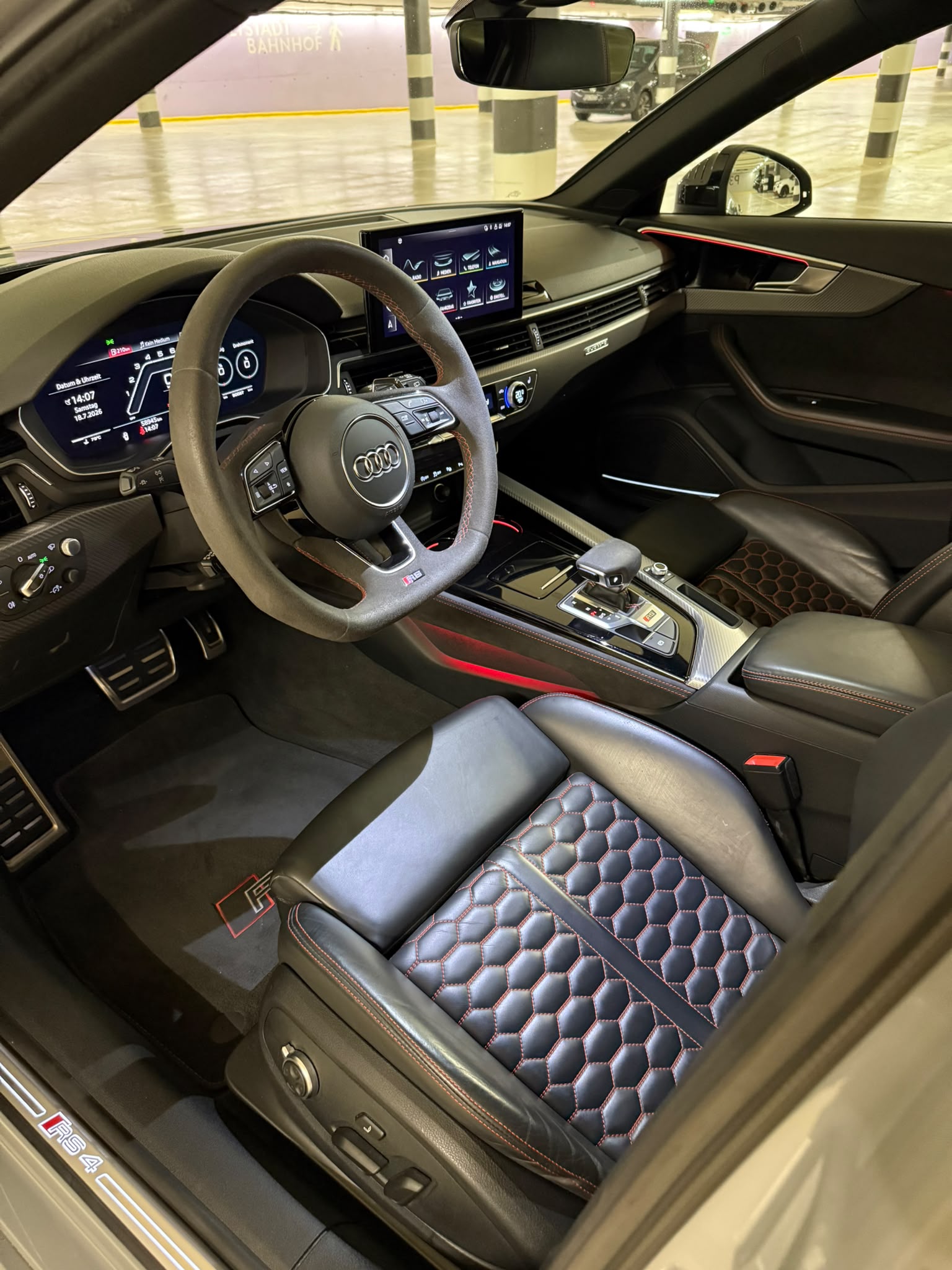 AUDI RS4 Avant quattro tiptronic-image-8
