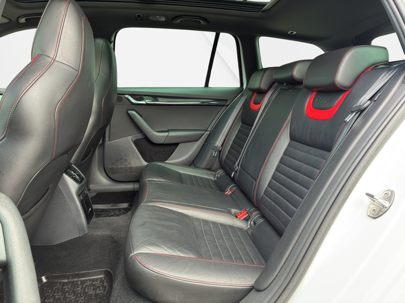 SKODA Octavia Combi 2.0 TDI 184 RS DSG-image-13