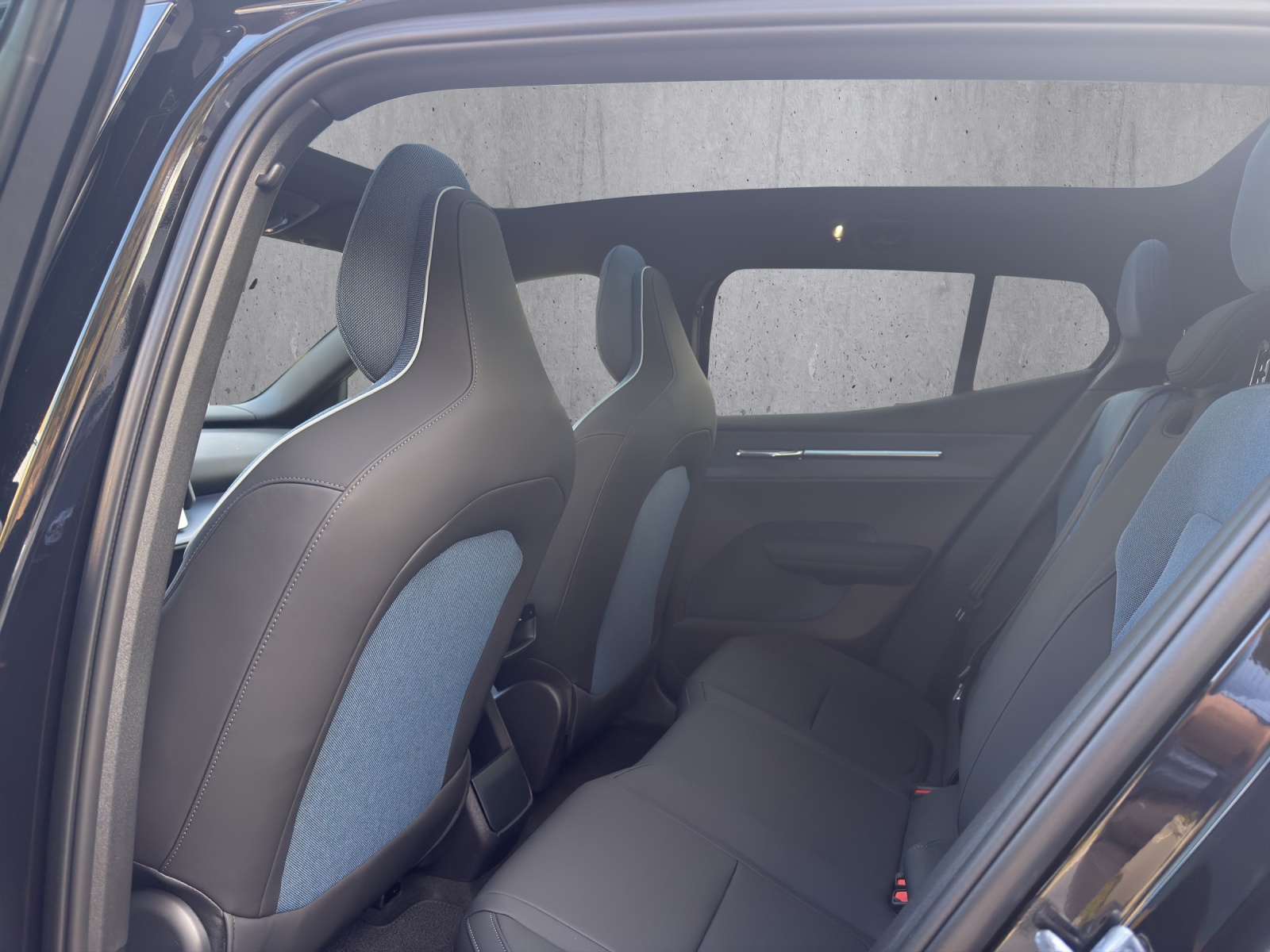 VOLVO EX30 P8 69 kWh AWD Ultra-image-14