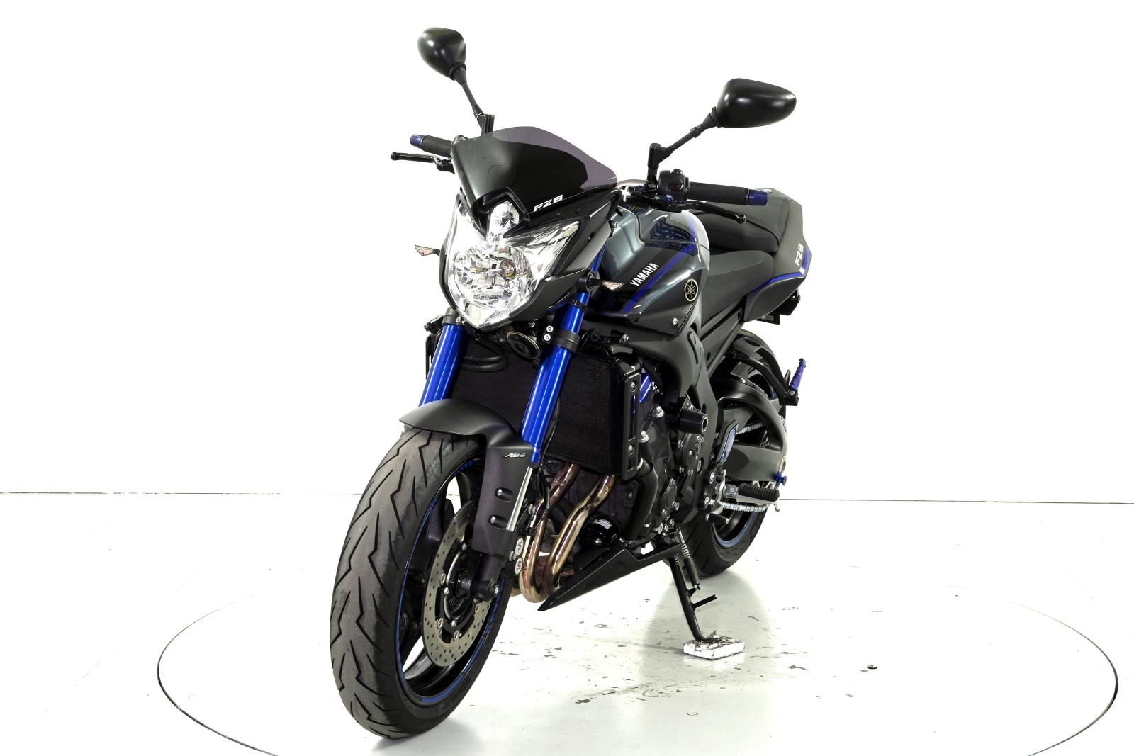 YAMAHA FZ8 N ABS-showroom-element-2